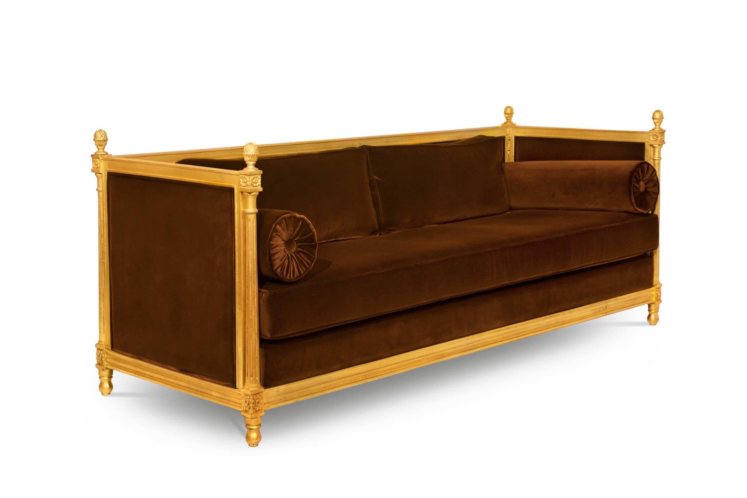 New Castle Sofa mit Baumwoll-Samtstoff und gealtertem Blattgold im Angebot 3