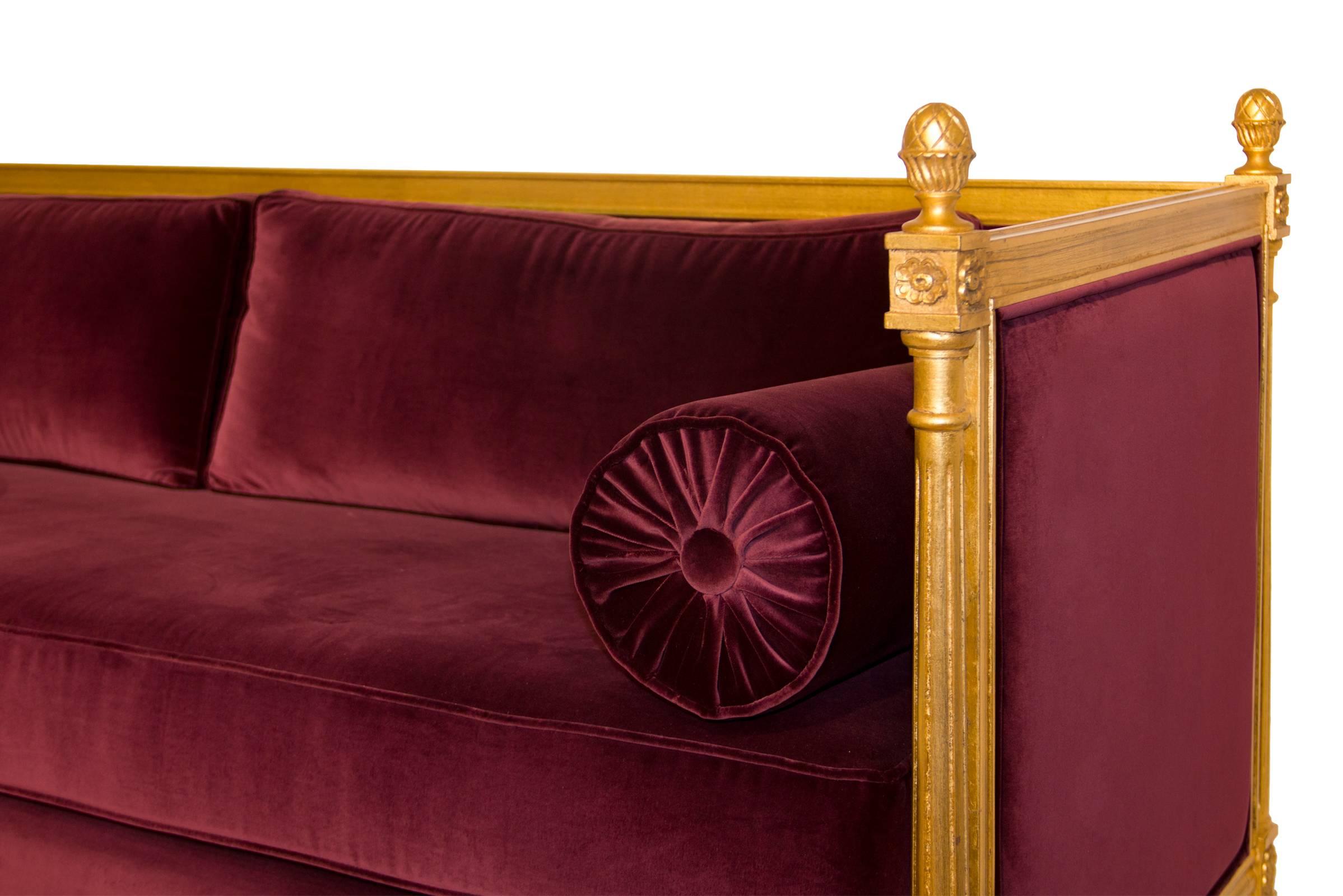 New Castle Sofa mit Baumwoll-Samtstoff und gealtertem Blattgold im Zustand „Hervorragend“ im Angebot in Paris, FR