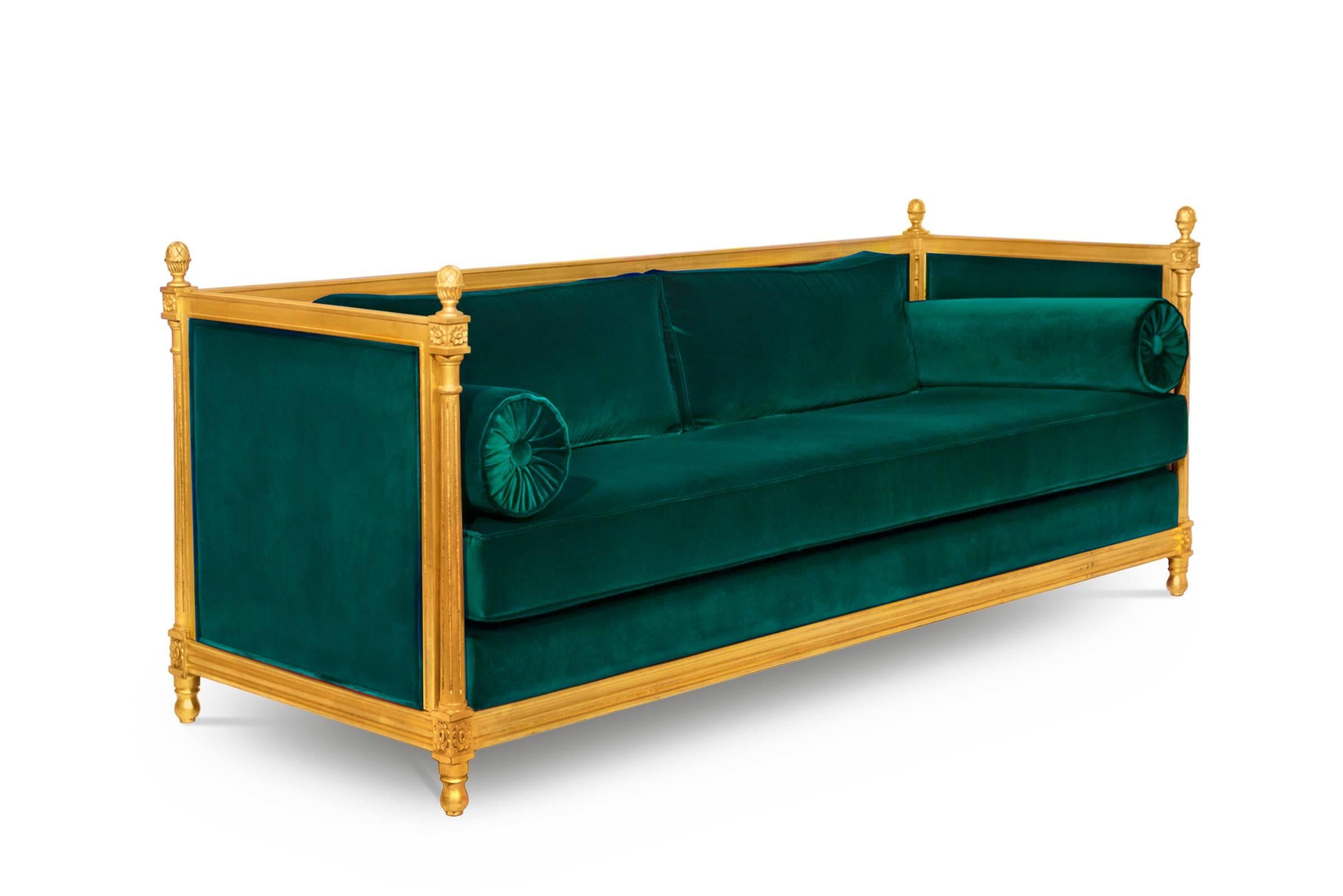 New Castle Sofa mit Baumwoll-Samtstoff und gealtertem Blattgold im Angebot 1