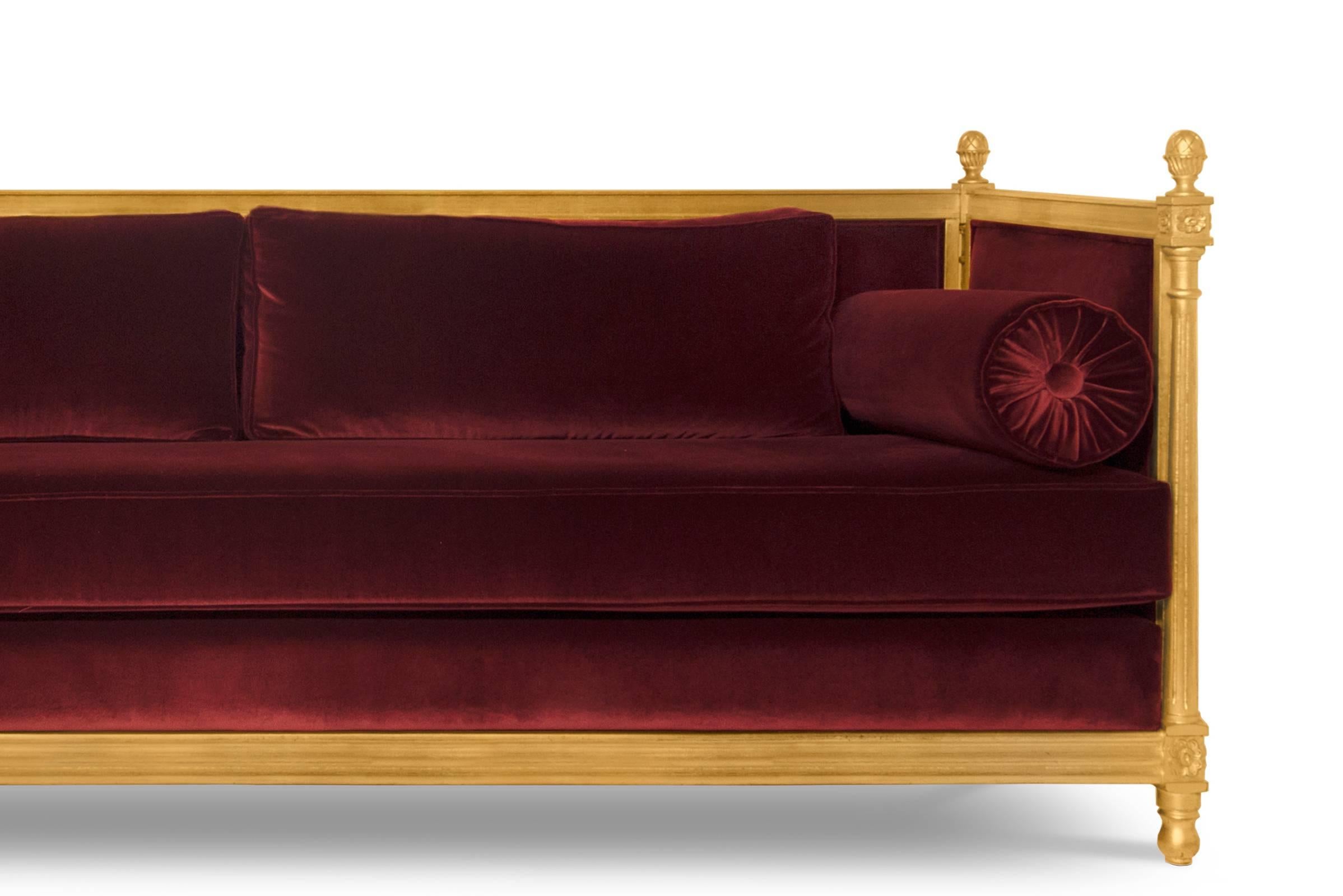 New Castle Sofa mit Baumwoll-Samtstoff und gealtertem Blattgold (Handgefertigt) im Angebot