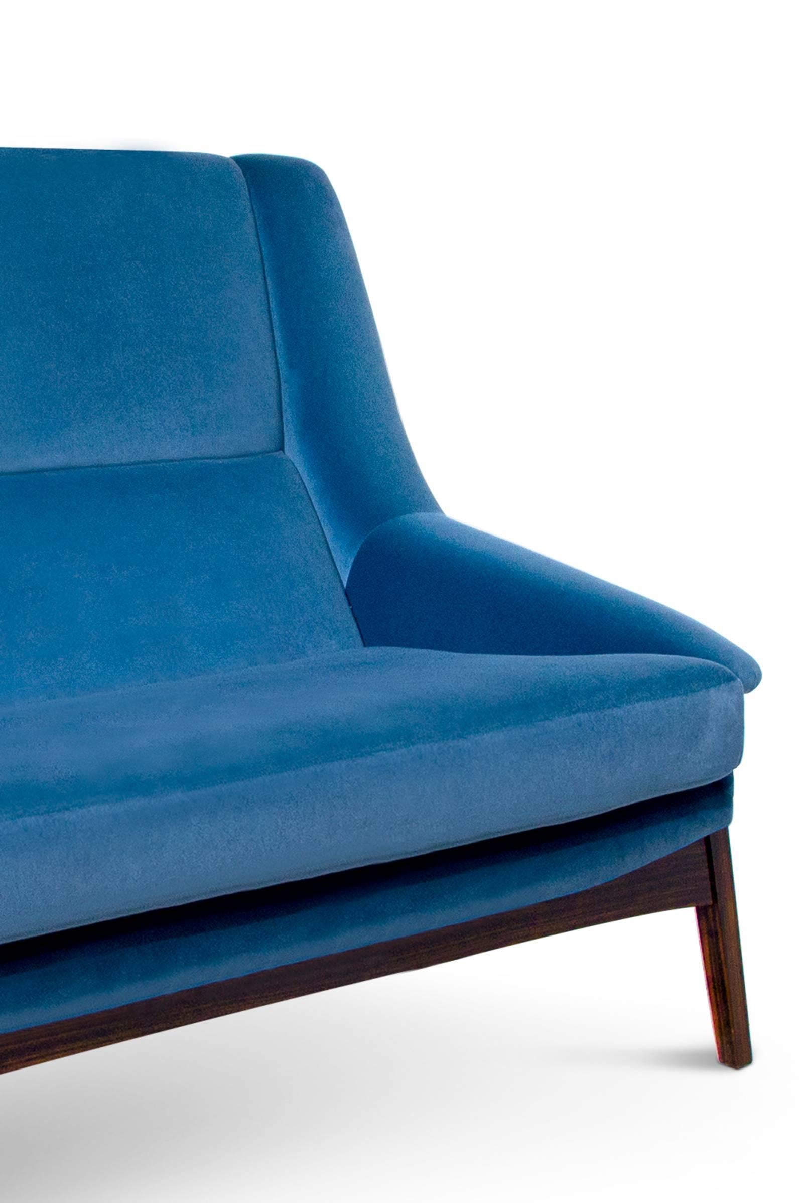 Canapé Prima deux Seater en velours de coton bleu et placage en bois d'ébène Excellent état - En vente à Paris, FR