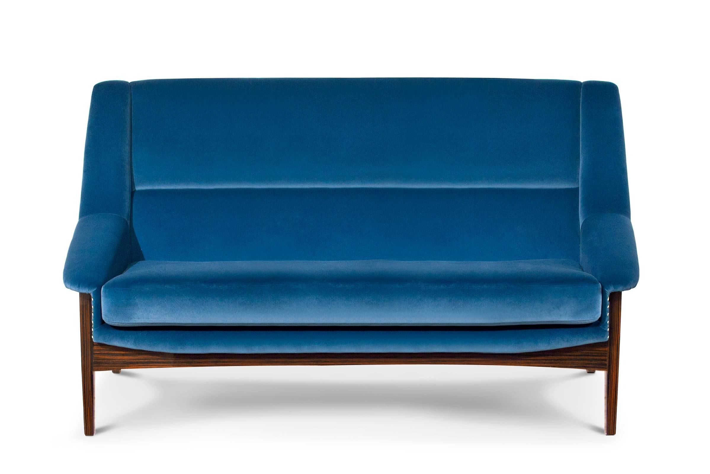 Sofa Prima two seater in blue cotton velvet fabric and
ebony wood veneer structure with glossy varnish
and polished gold nails. Also available in Prima armchair 
and with other fabrics finish on request.