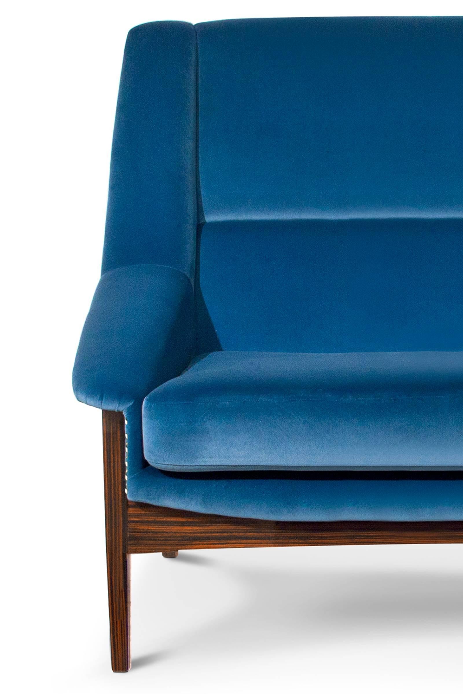 XXIe siècle et contemporain Canapé Prima deux Seater en velours de coton bleu et placage en bois d'ébène en vente