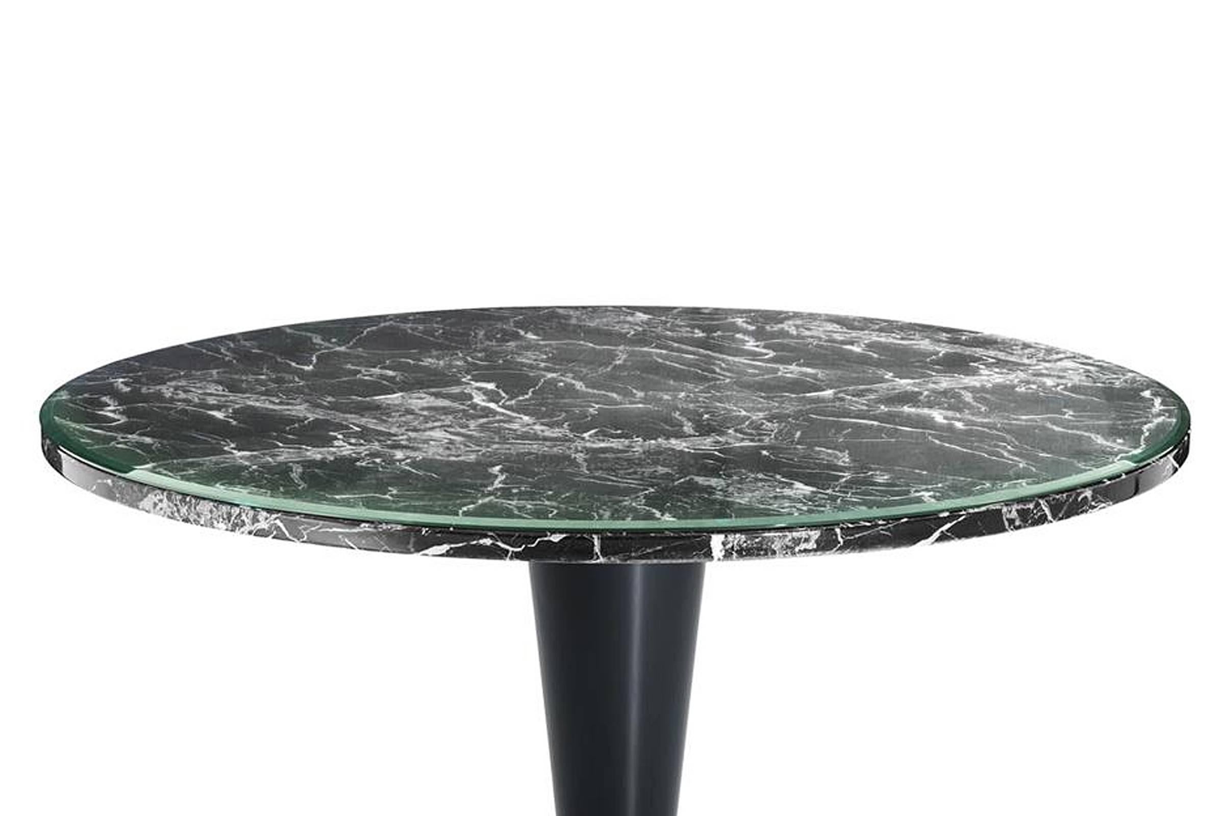 Round dining table Bridget with resin marble top.
Bevelled clear glass top. Black and gold paint on
base. 