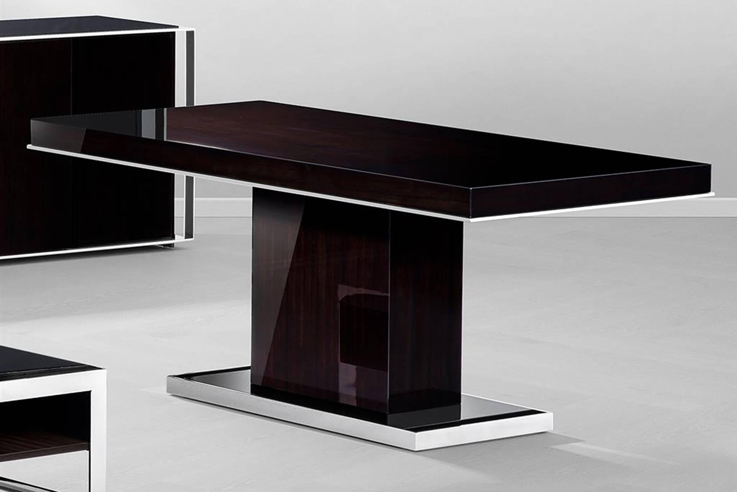 Dining table Chicago in high gloss ebony finish
and polished stainless steel.
