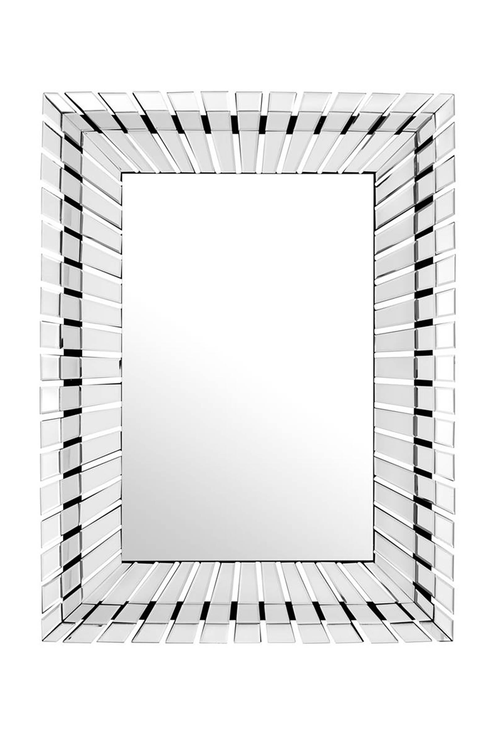 Mirror Eclipse is a bevelled mirror glass.
Frame in Fiber. Smart indoor mirror.
