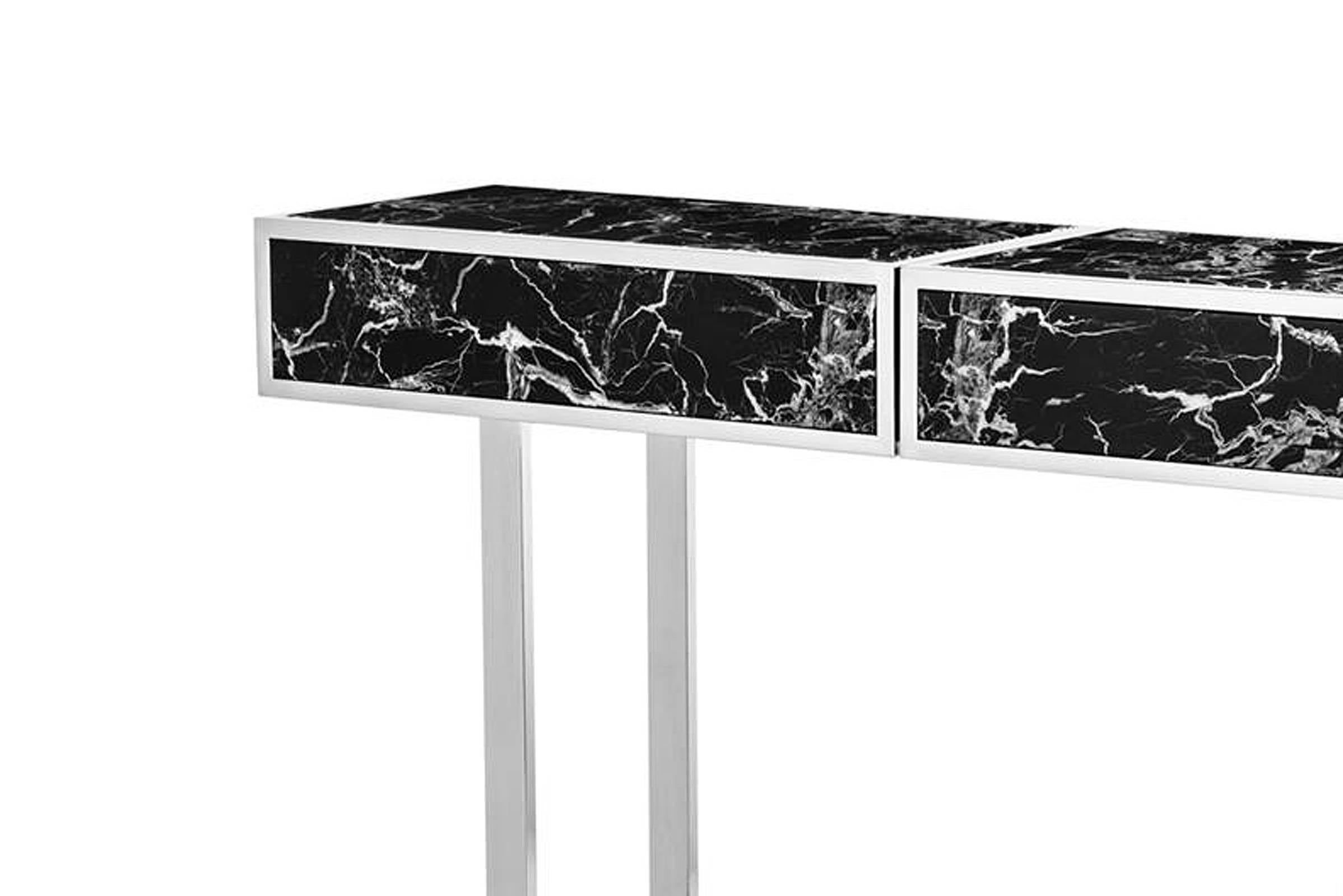 Console table Dallas with resin marble top.
Structure in polished stainless steel. Console
openable in two part.
.