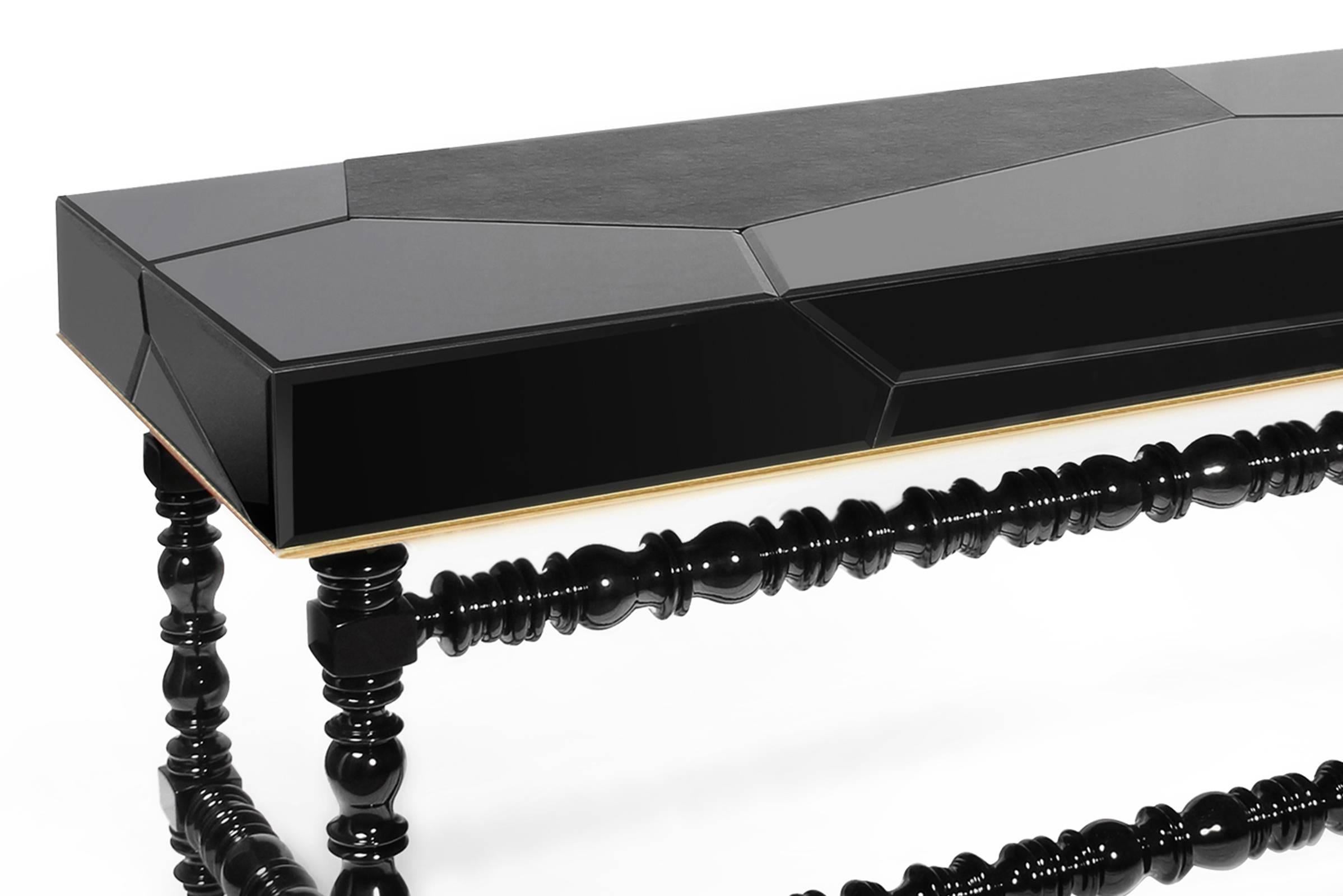 Desk queen with black lacquered mirror and leather top.
Black lacquered high gloss varnished base. Contains three
drawers and golden leaf details.


   