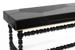 Scrivania Queen con specchio laccato nero e piano in pelle Dettagli in foglia d'oro