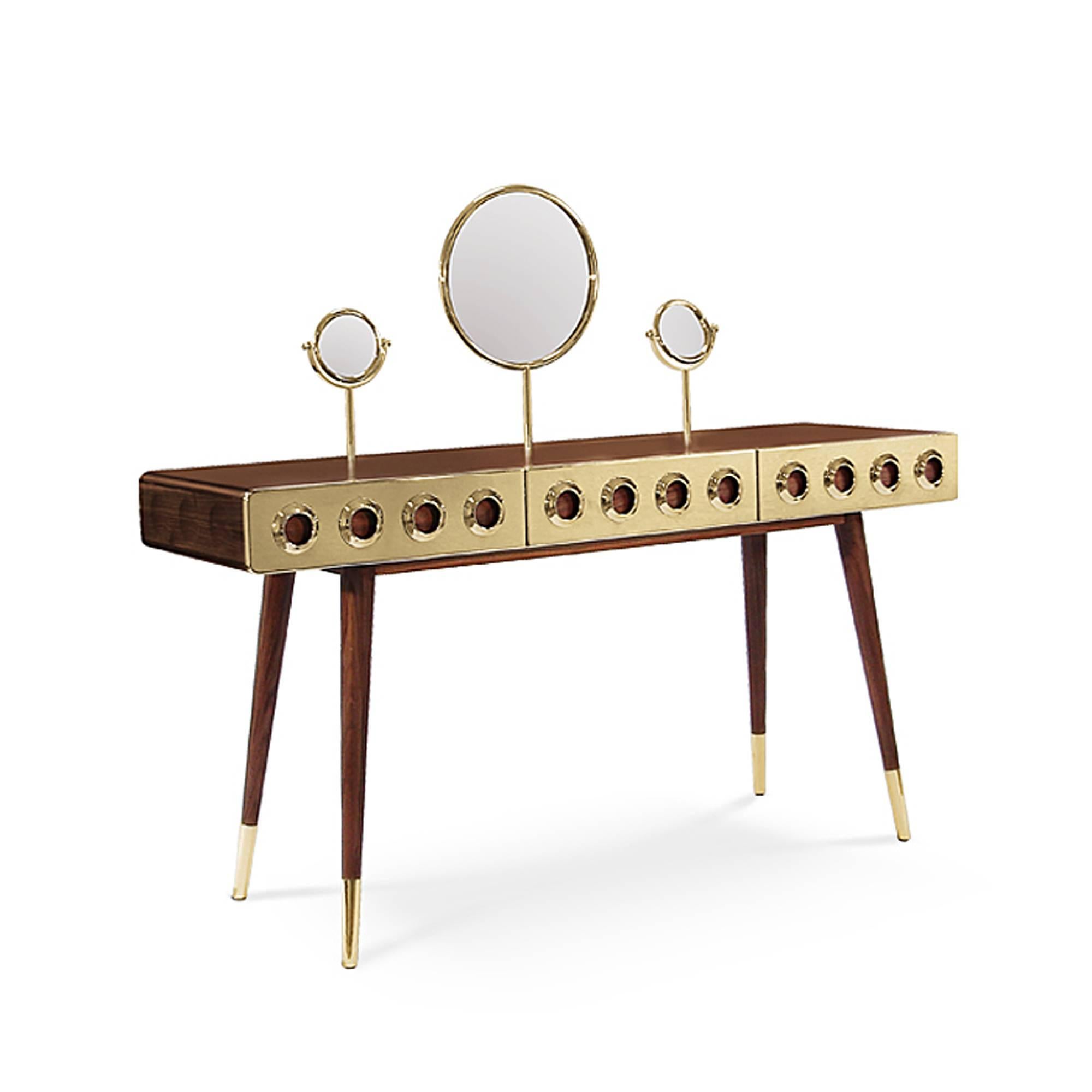 Desk golden with three drawers, in solid walnut wood,
mirrors and polished brass UV-resistant clear.

