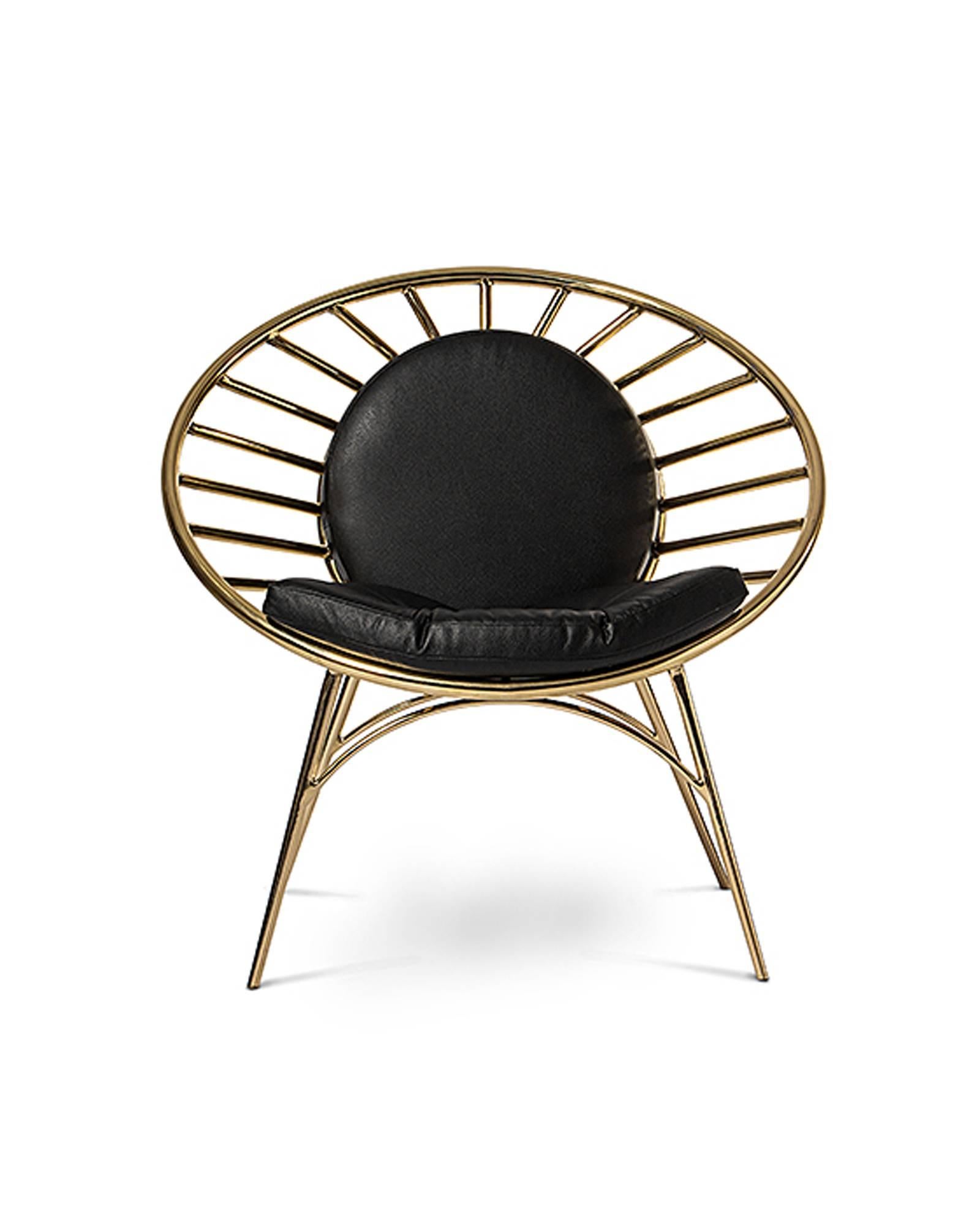 Chair cosmo with tubular polished brass structure 
that is shaped with two circles. With leather 
seat. Covered in a mirrored finish.
.