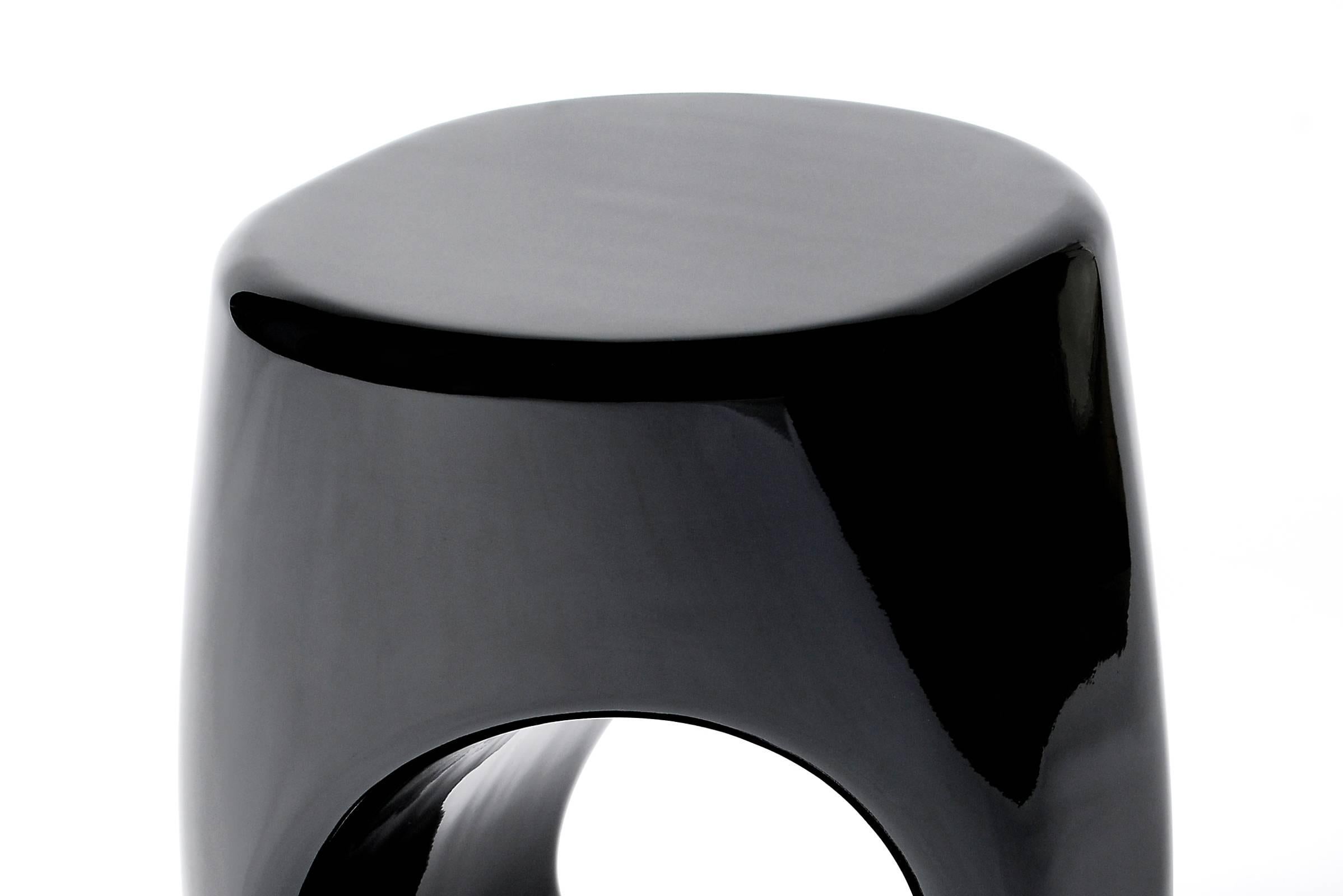 Hocker aus Fiberglas, schwarz lackiert,
schwarz lackiert mit Hochglanzoberfläche.
Auf Anfrage auch in goldfarbener Lackierung erhältlich.