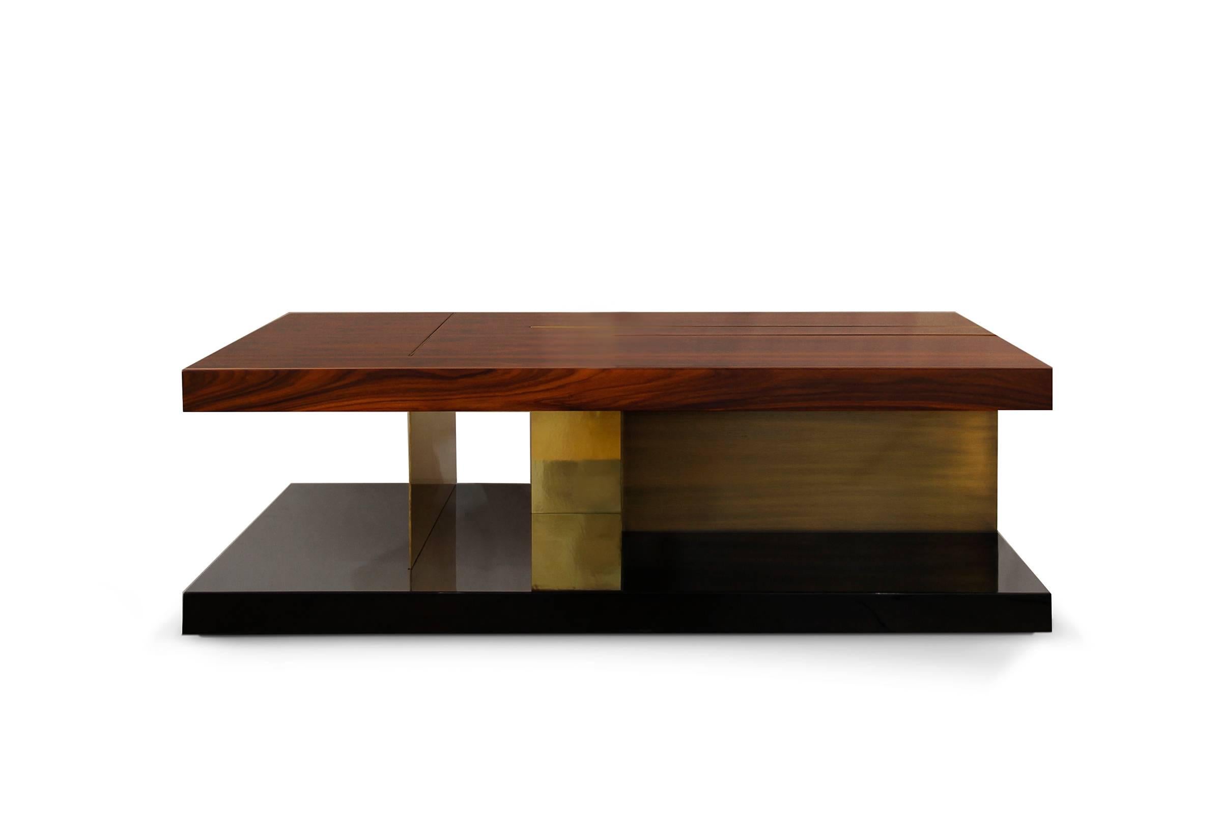 Round coffee table made with:
Matte Pau Santo wood veneer, 
high glossy black lacquer, polished 
and antique brass.
