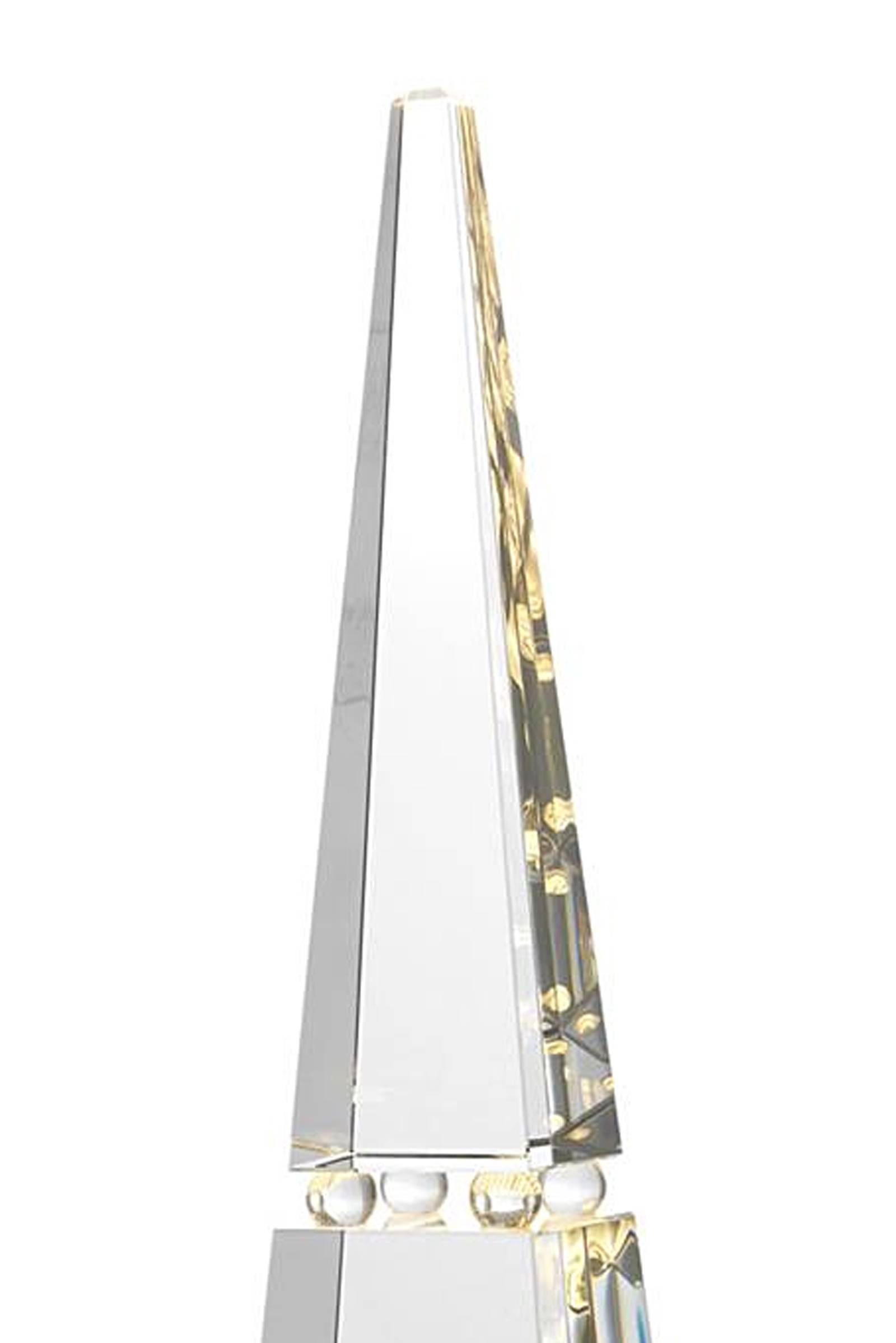 Table lamp Obelisk in crystal glass lighted by
LED base. Base in polished nickel finish.
Original piece with game of light.
