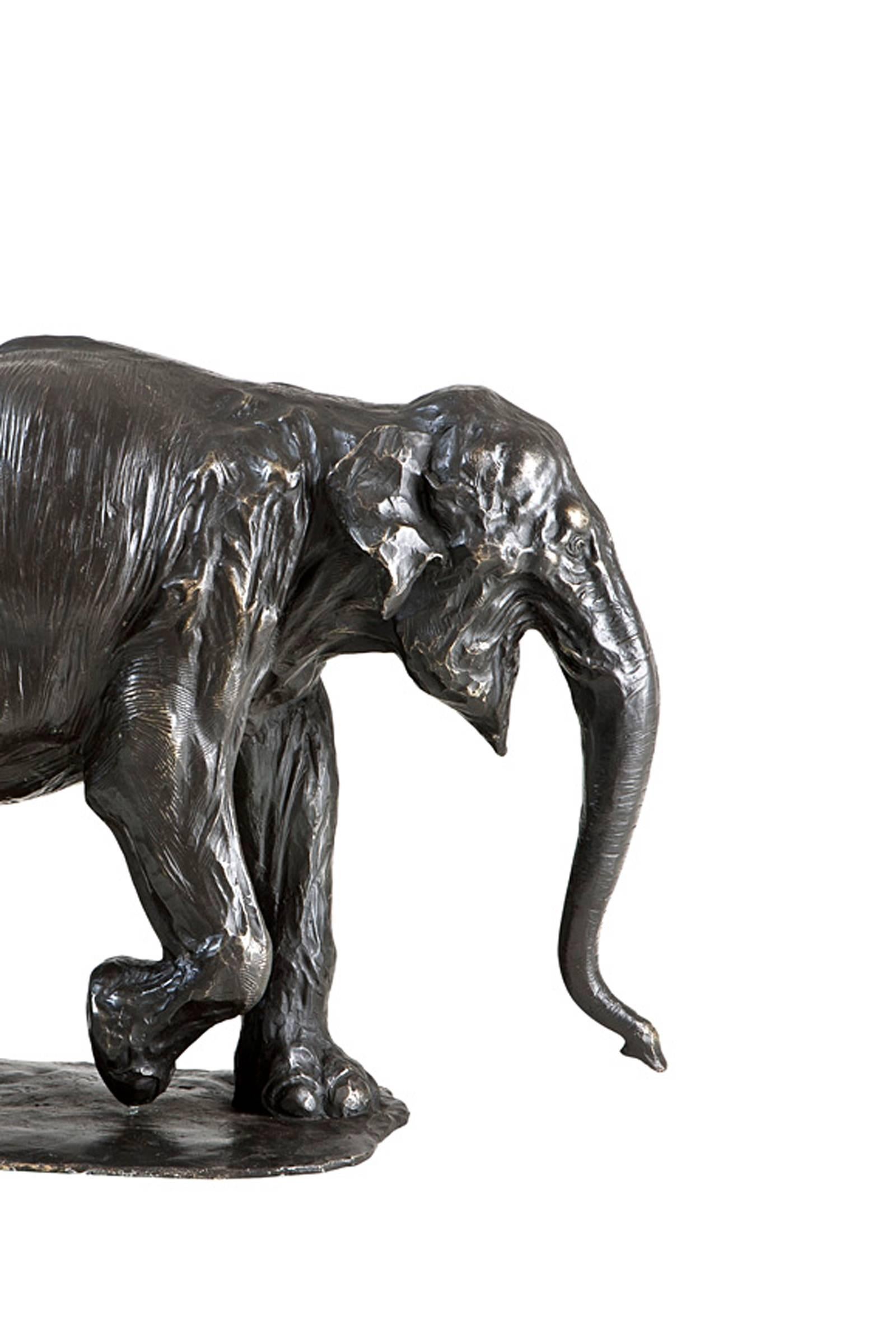 Sculpture elephant in solid bronze
patina finish.
