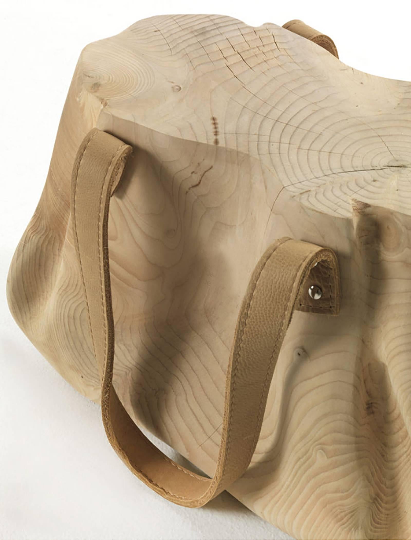 Taschenhocker aus massivem, natürlichem Zedernholz, handgeschnitzt mit Leder (Handgeschnitzt) im Angebot