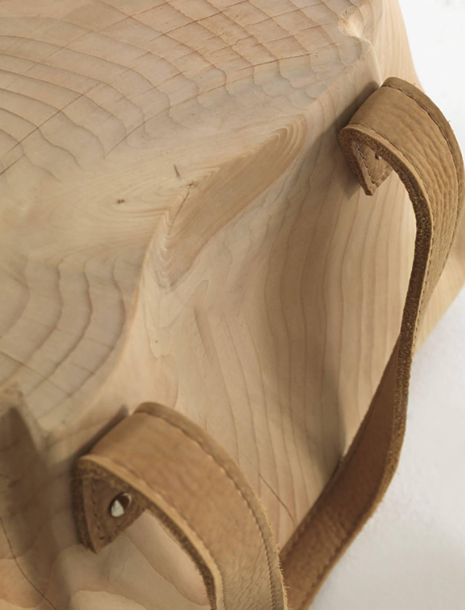 Taschenhocker aus massivem, natürlichem Zedernholz, handgeschnitzt mit Leder (21. Jahrhundert und zeitgenössisch) im Angebot