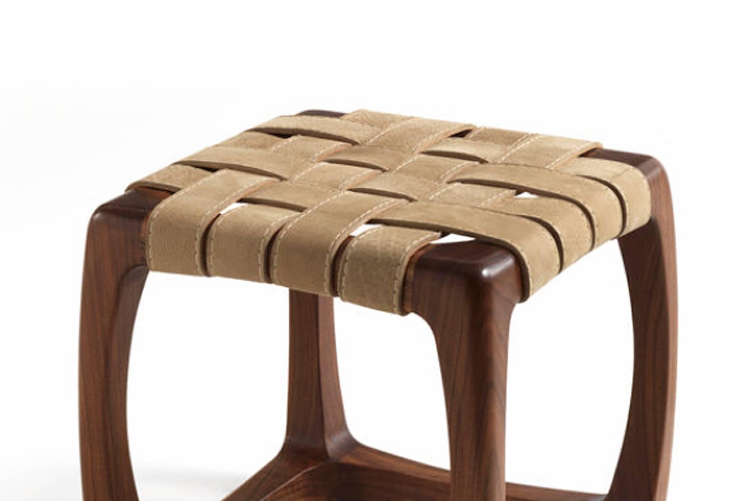 Tabouret Berlingo en noyer massif poli naturel 
en bois et avec siège en cuir véritable D4 straps
en finition beige.
Pièce originale également disponible en fauteuil, sur demande.
