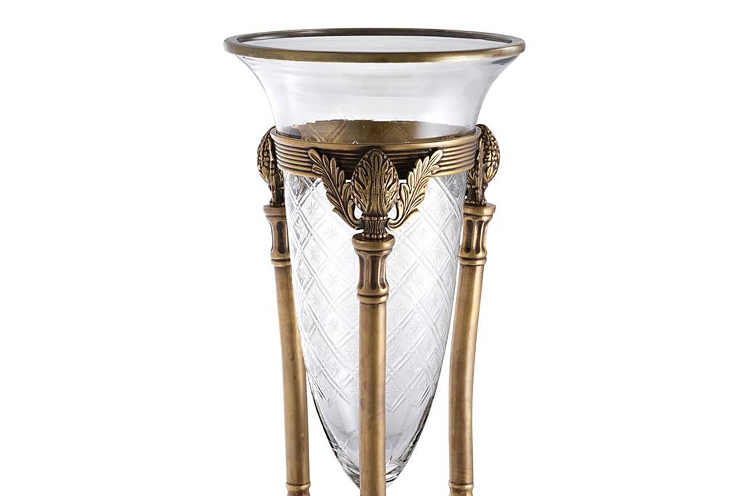 Vase Elizabeth in vintage brass finish with
hand-cut glass and on granite base.

 