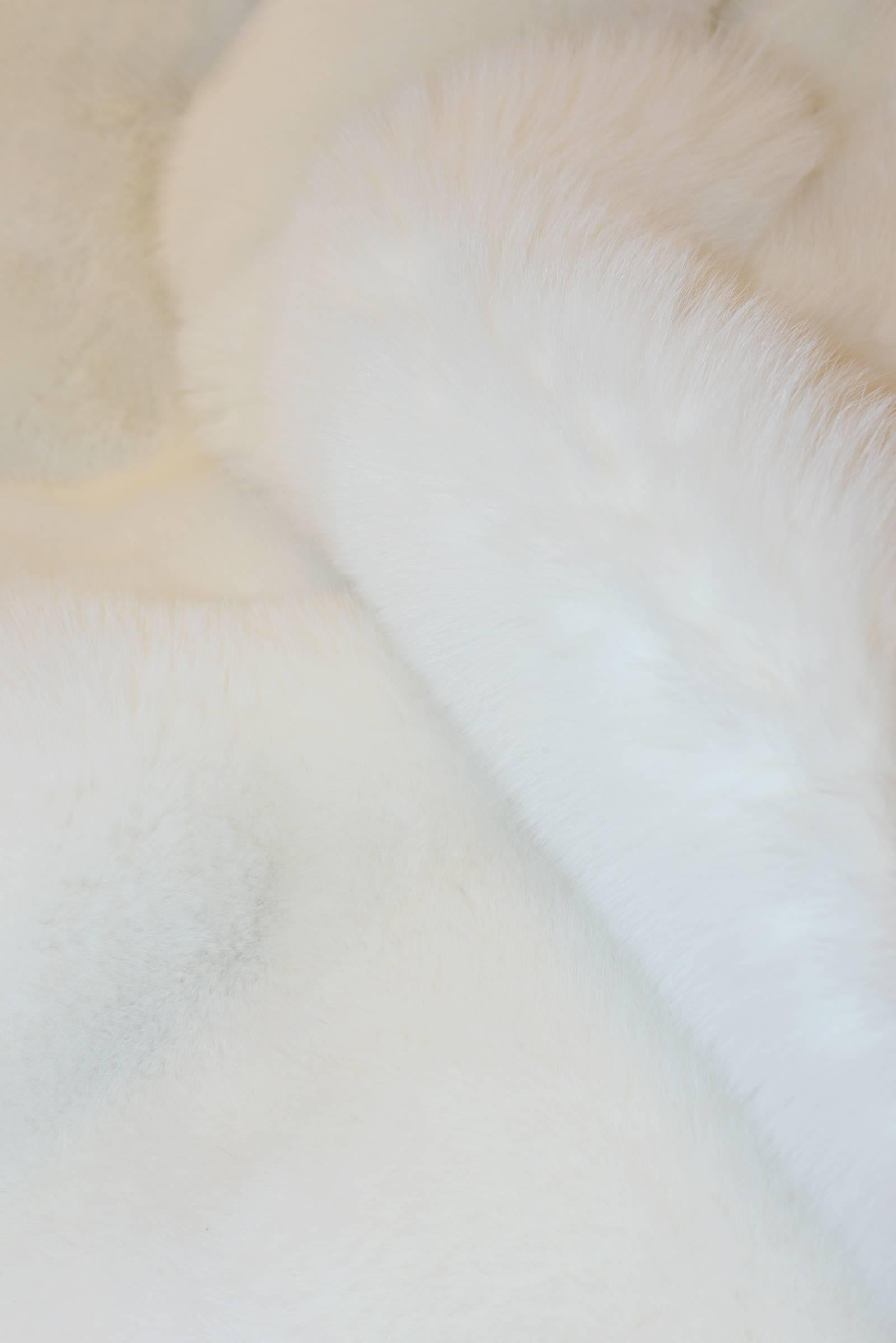 Pure White Scandinavian Fox Fur Plaid with Cashemire In Excellent Condition In Paris, FR