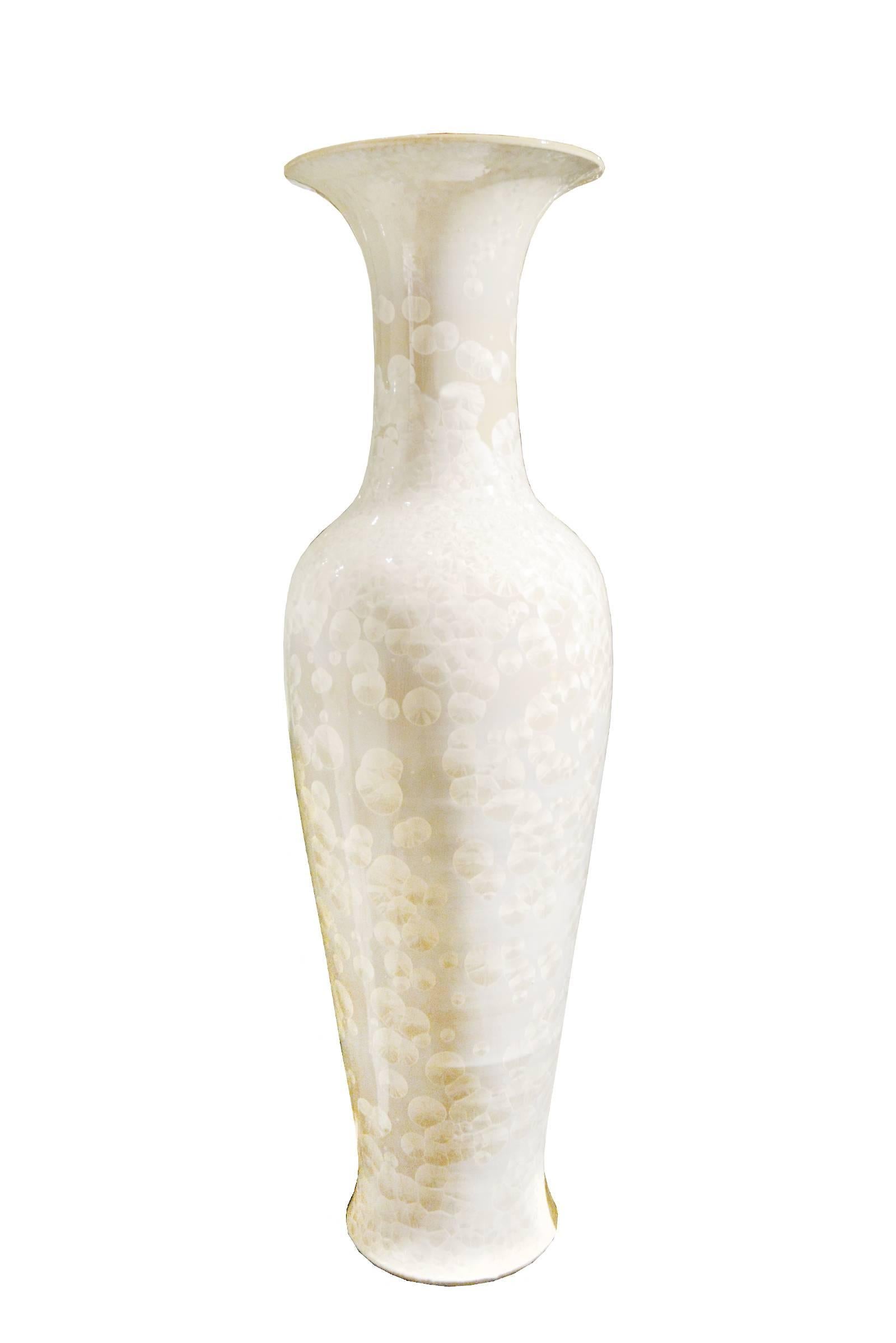 Vase Nacre white XL in porcelain,
Ø50xH185cm, price: 1800,00€
Also available in Medium
Ø40xH103cm, price: 650,00€
