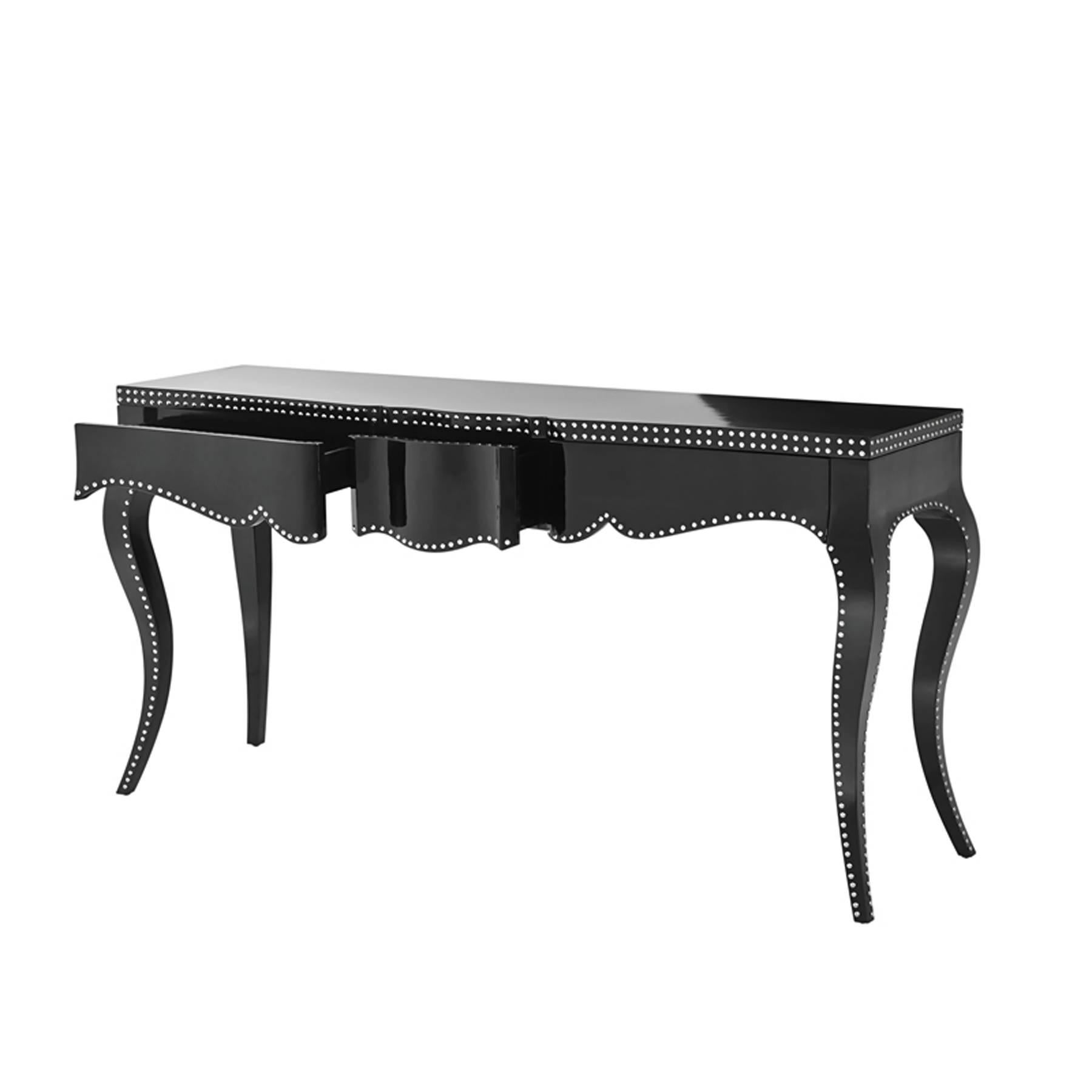 Console table Talia in black lacquered 
mahogany wood with nickel nails. 
