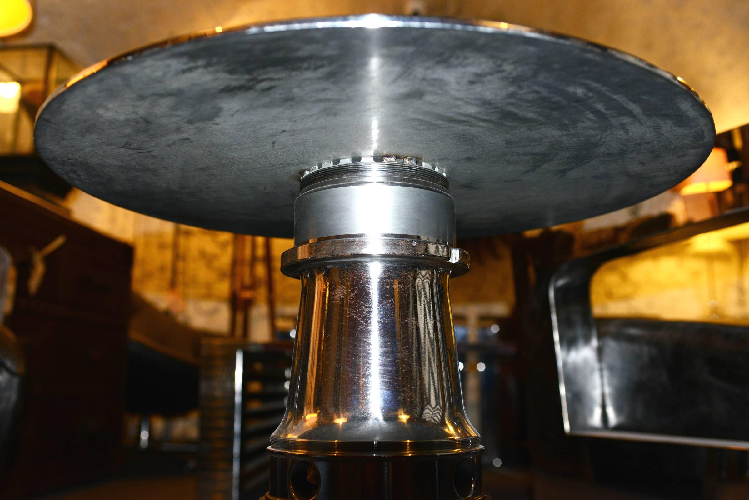 Fait main Table d'appoint fabriquée avec un moteur d'engrenage Boeing 747 en titane en vente