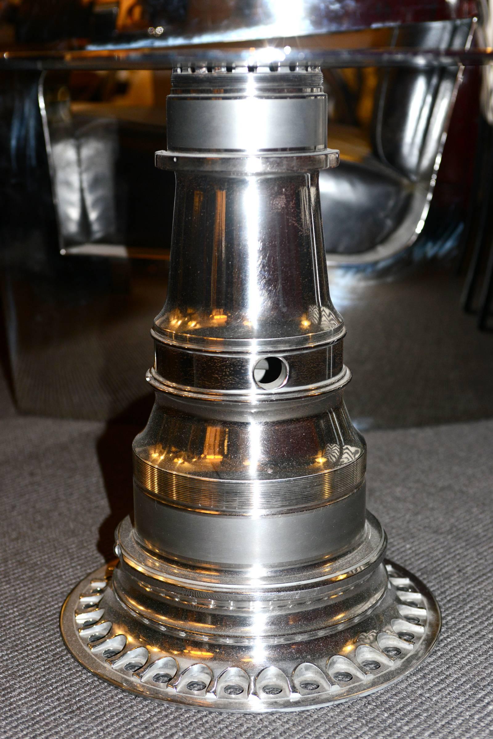 Table d'appoint fabriquée avec un moteur d'engrenage Boeing 747 en titane Excellent état - En vente à Paris, FR