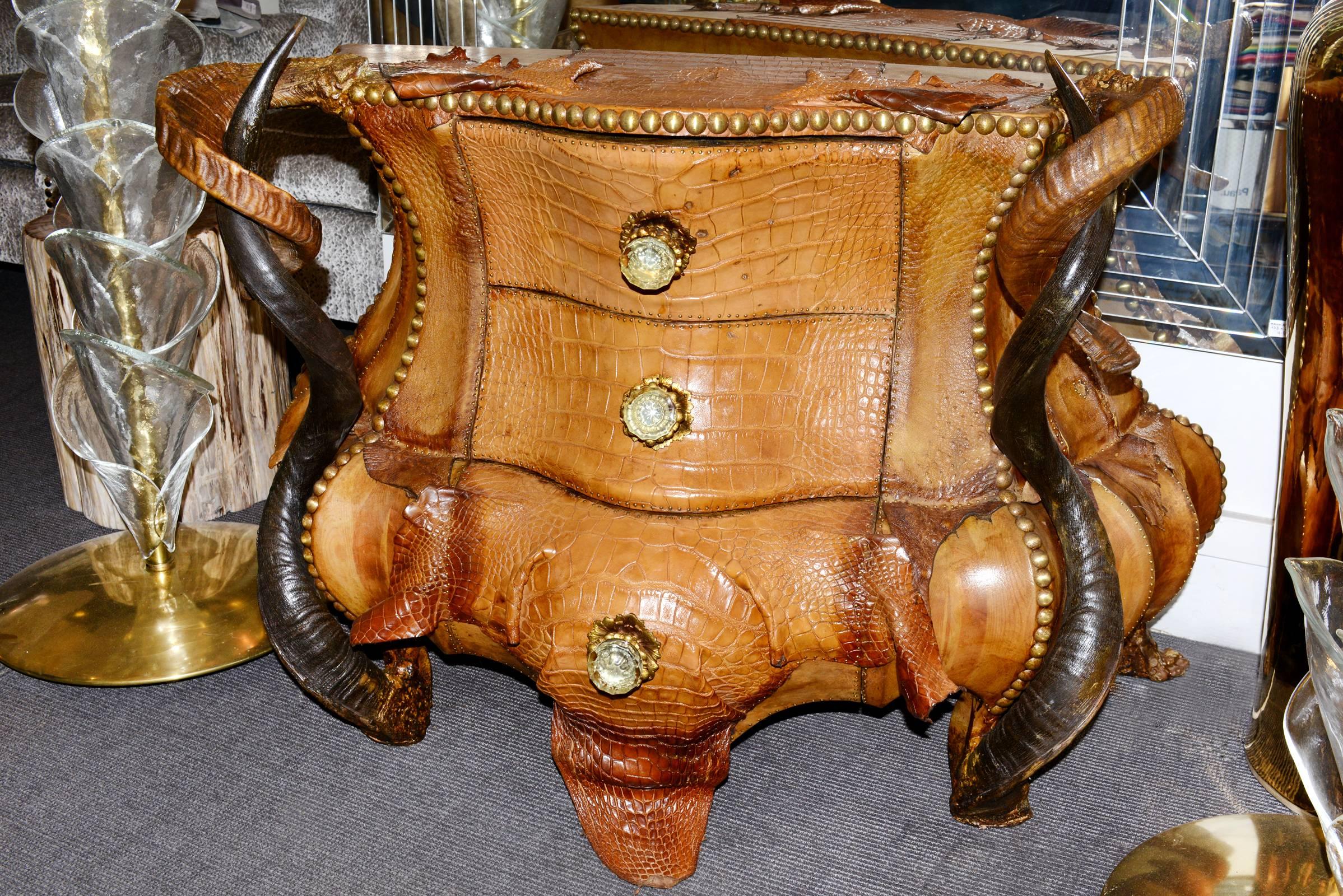 Chest of drawers horns and crocodile with
real kudu and Aries horns. Real crocodile skin.
Structure in noble wood and bronze finishes.
Exceptional piece.
