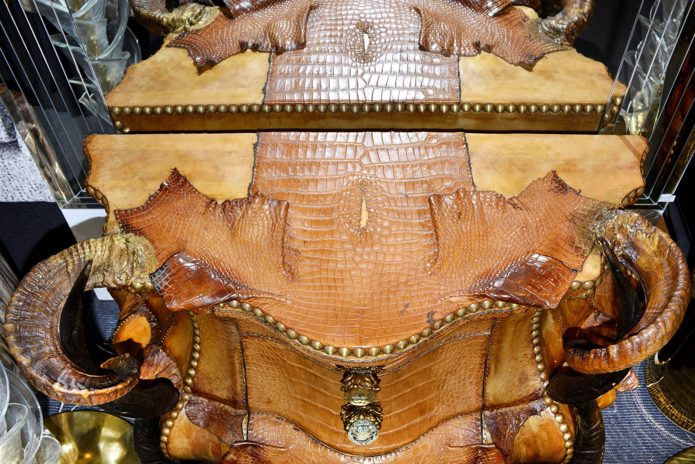 Horns and Crocodile Chest of Drawers with Kudu Horns In Excellent Condition For Sale In Paris, FR