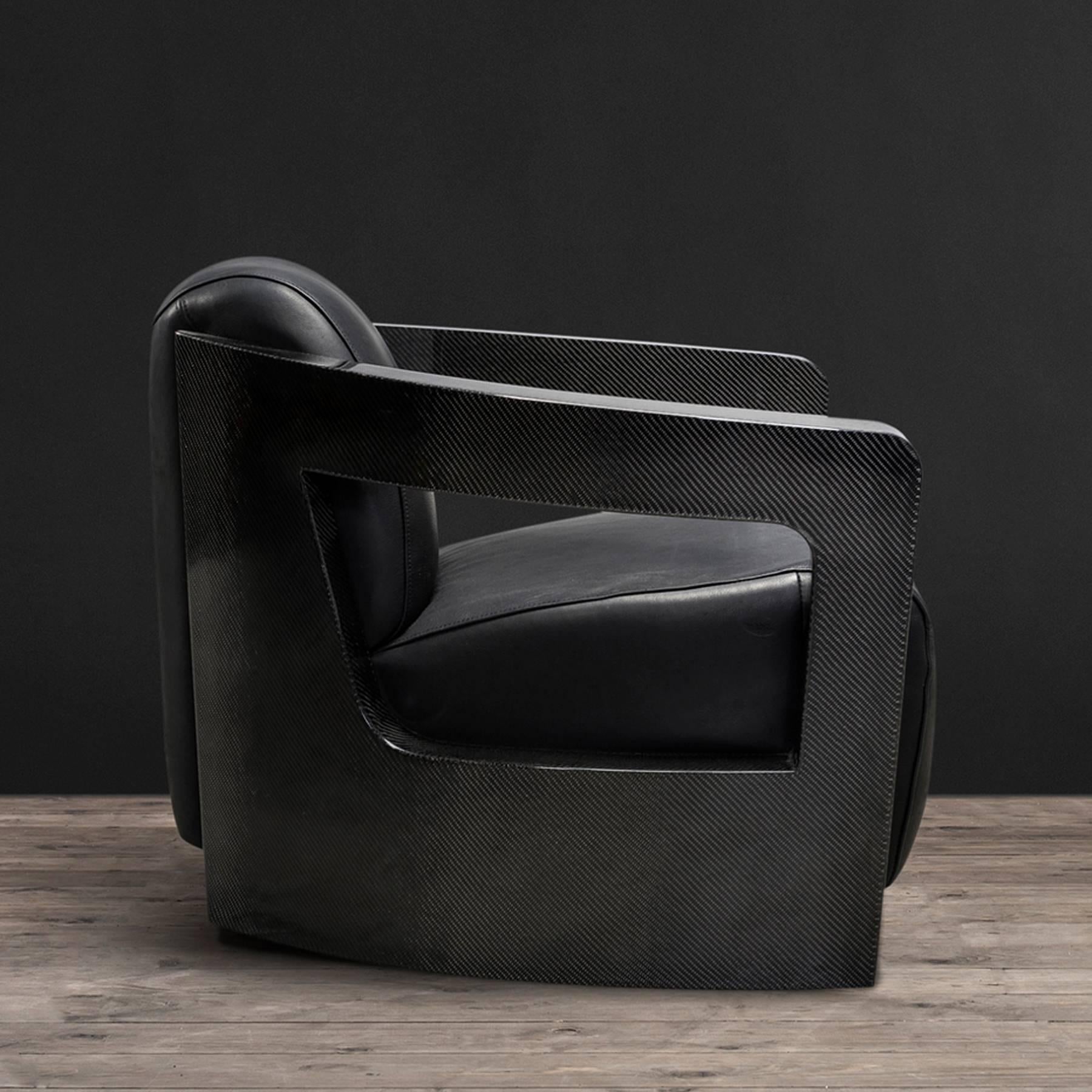 Black Carbon Armchair with Black Genuine Leather In Excellent Condition For Sale In Paris, FR
