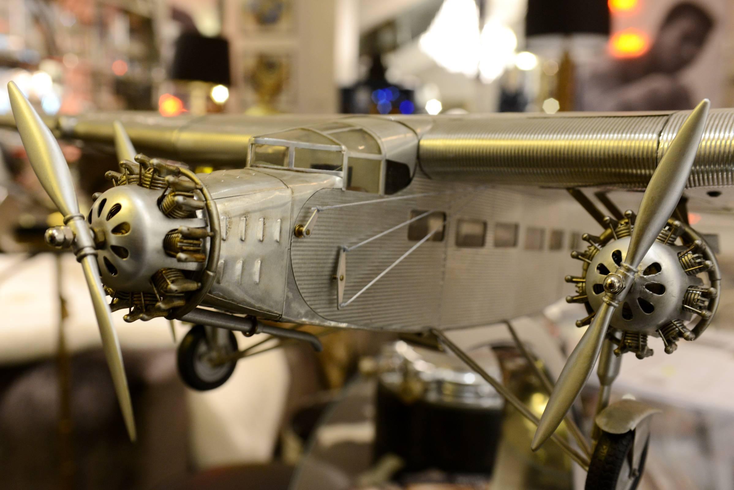 Trimotor-Flugzeugmodell Ford, handgefertigt aus Aluminium.
Hergestellt zwischen 1926 und 1933 von der Ford-Werkstatt 
fabrik. Flügelspannweite: 102cm.
