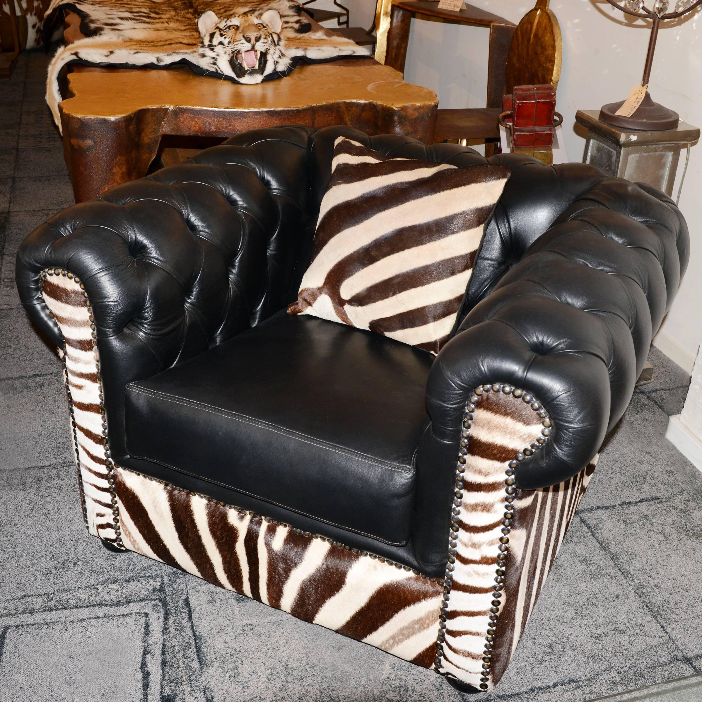 Armchair Zebra with real south Africa zebra skin,
handcrafted work with black genuine leather.
Cushion included, in real zebra skin,
L 38 x 39 cm (price: 440,00€).
Exceptional piece made in France.
