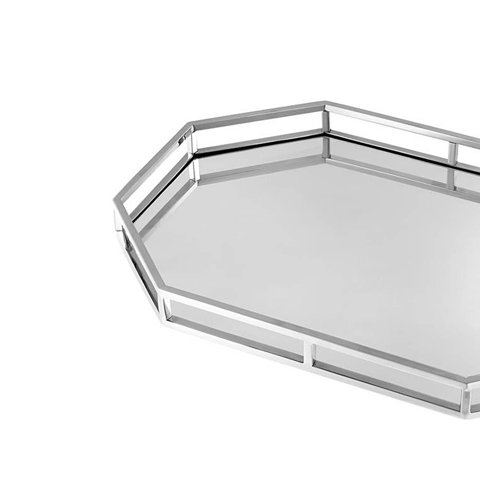 Tray Sigma in polished nickel finish
and mirror glass. Elegant serving piece.
