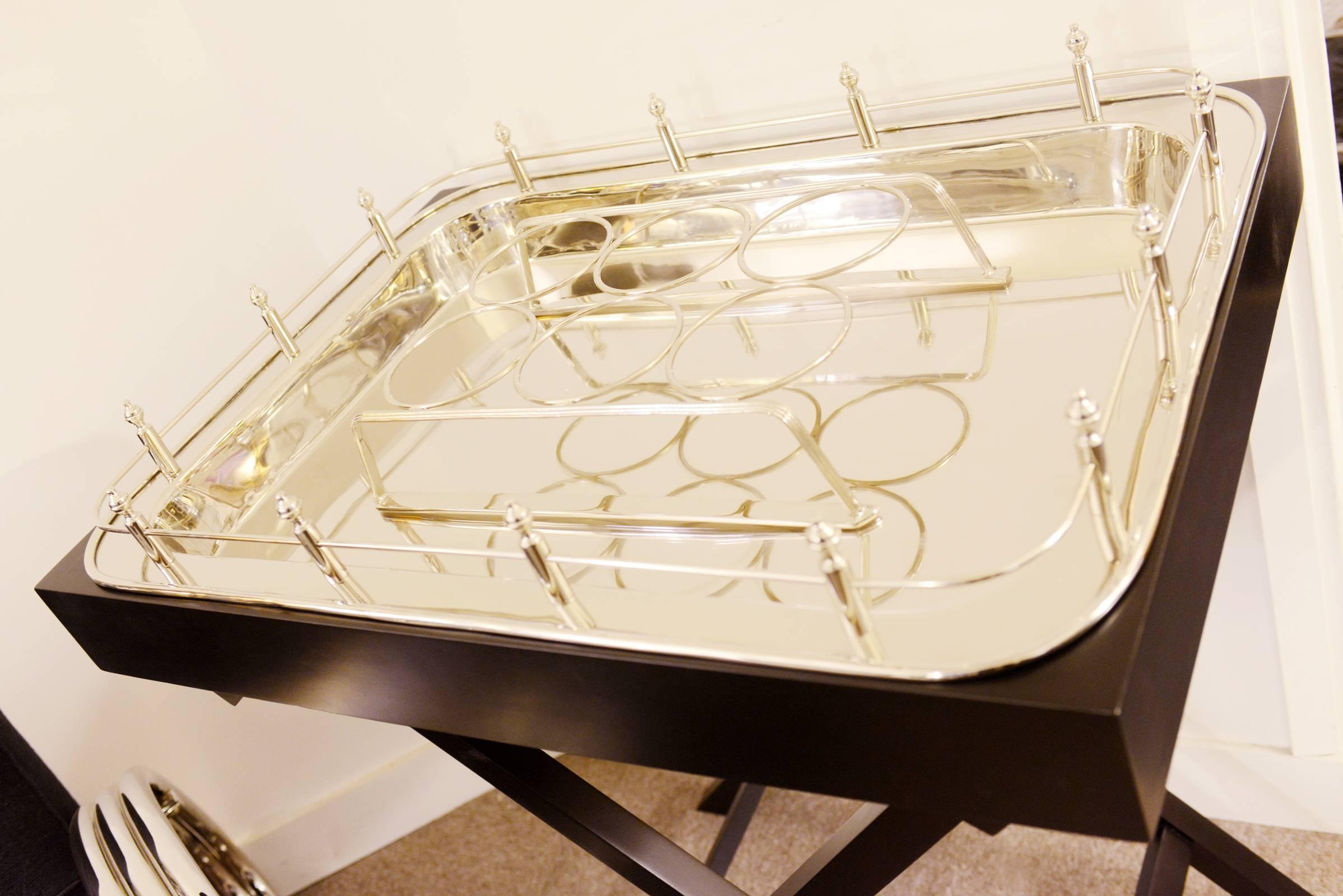 Bar-Tablett in polierter Nickel-Finish auf Mangoholzsockel im Zustand „Hervorragend“ im Angebot in Paris, FR