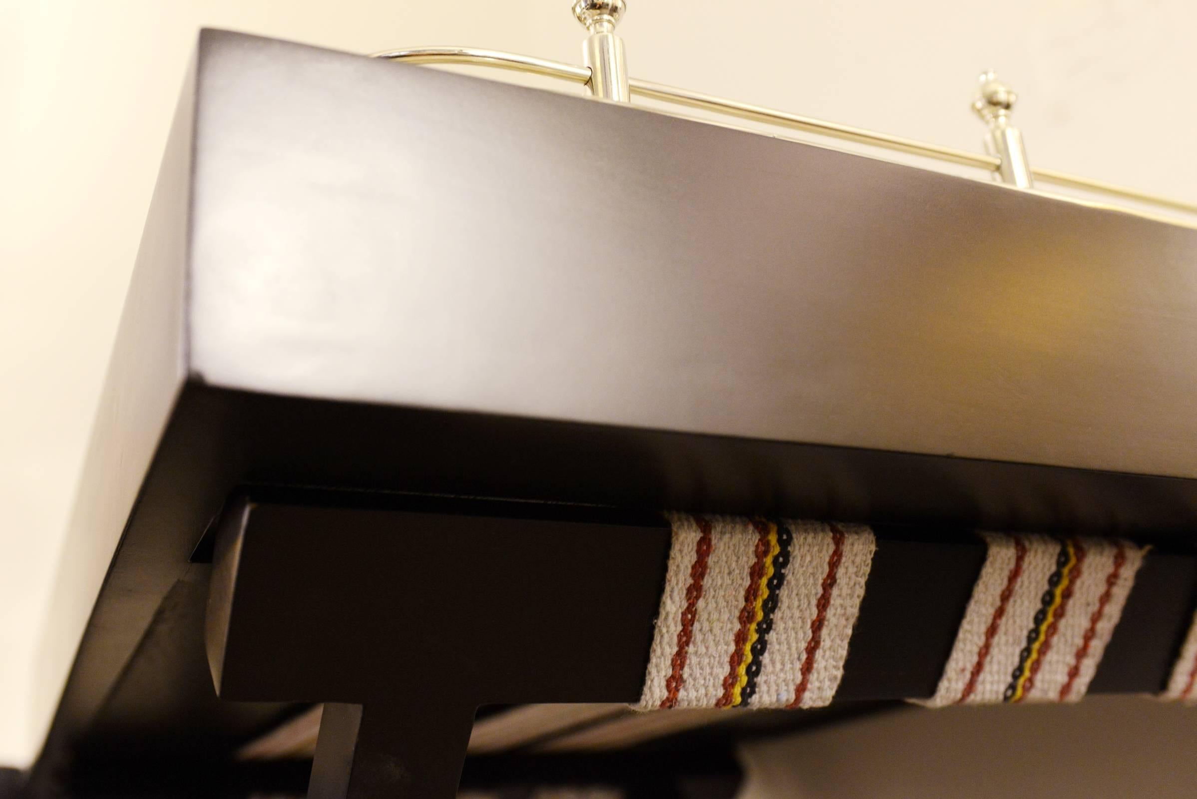 Bar-Tablett in polierter Nickel-Finish auf Mangoholzsockel im Angebot 3