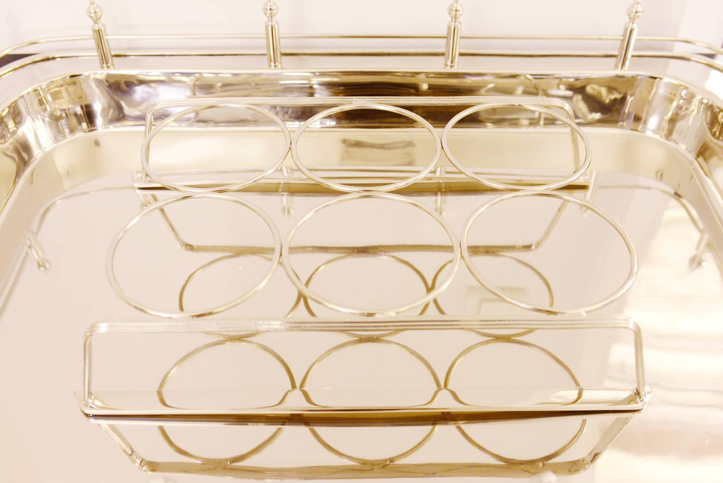 Bar-Tablett in polierter Nickel-Finish auf Mangoholzsockel im Angebot 1