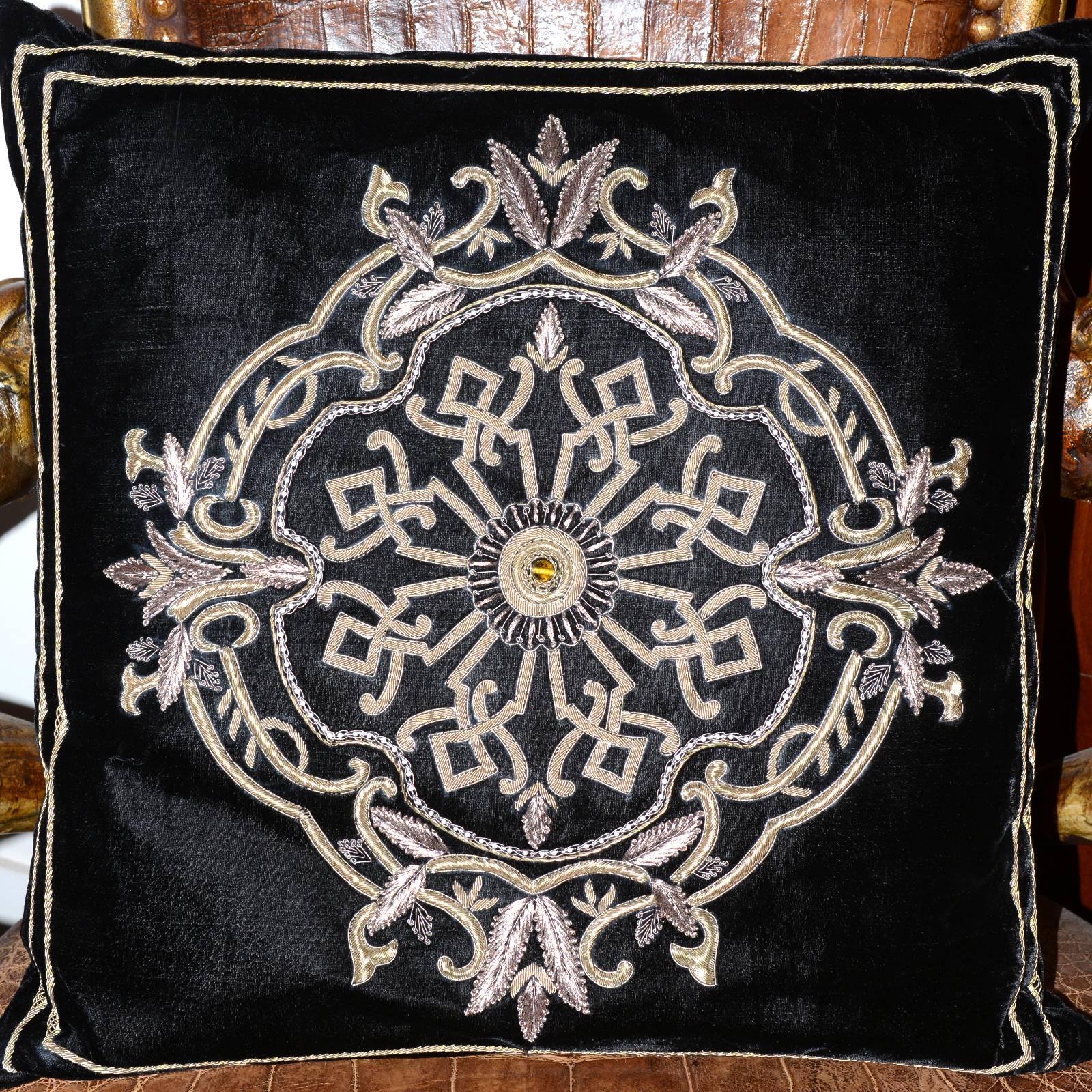 Pillow Queen, black velvet hand, 
embroidered with silver thread.
