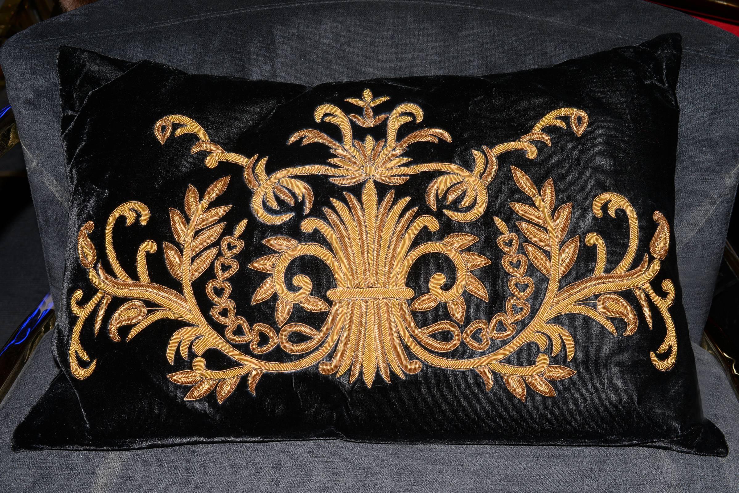 Pillow Ryad in black velvet hand
embroidered with gold thread.
