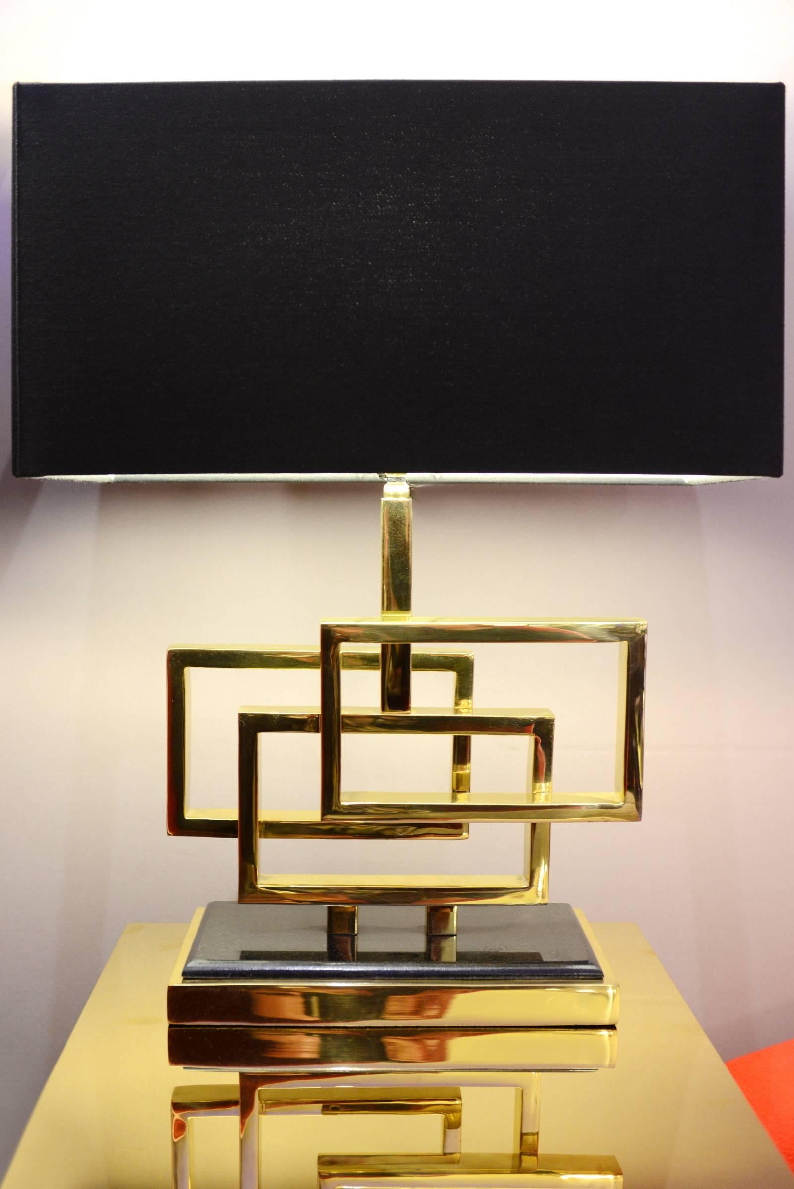 Table lamp frames in polished brass 
on black granite base. Black lampshade. 
One lamp holder type E27, 40 watt, 
220-240 Volt.
Also available in nickel finish.
