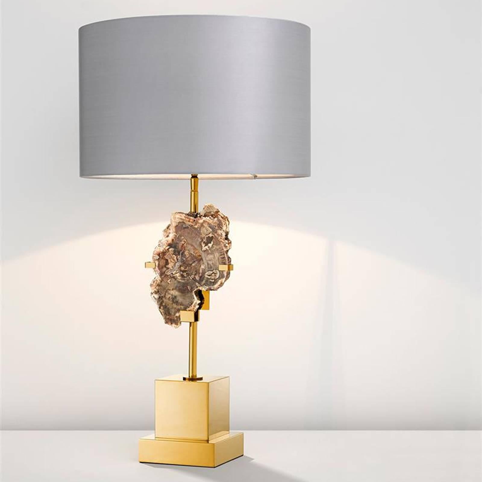 Table lamp Dominus in gold finish with
petrified wood. Including silver grey shade.
One bulb lamp holder type E27, maximum 40 Watt.
