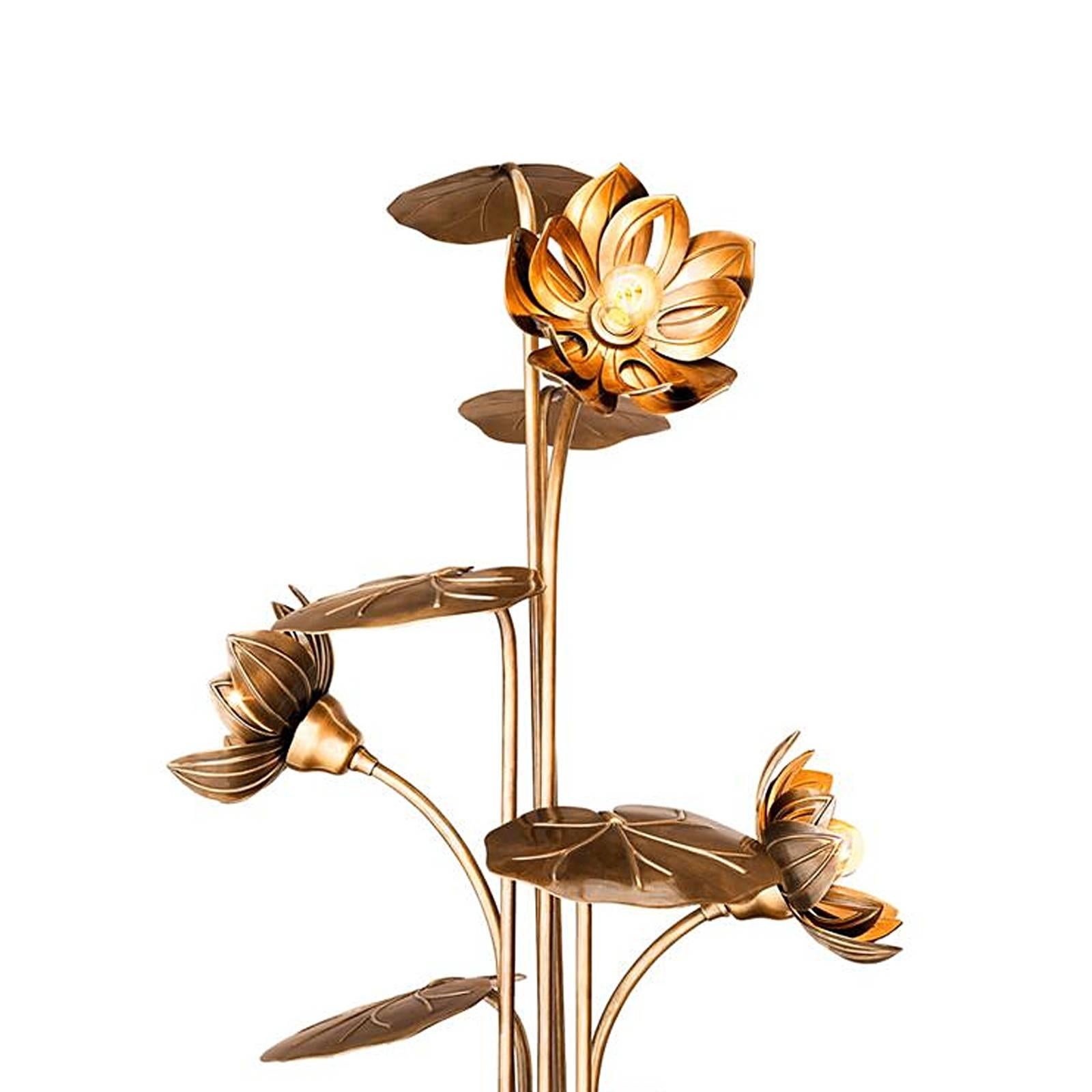 Table lamp waterlily in vintage polished
brass finish, on black base. Three bulbs lamp
holder type E14, maximum 40 watt.
Bulbs not included.
