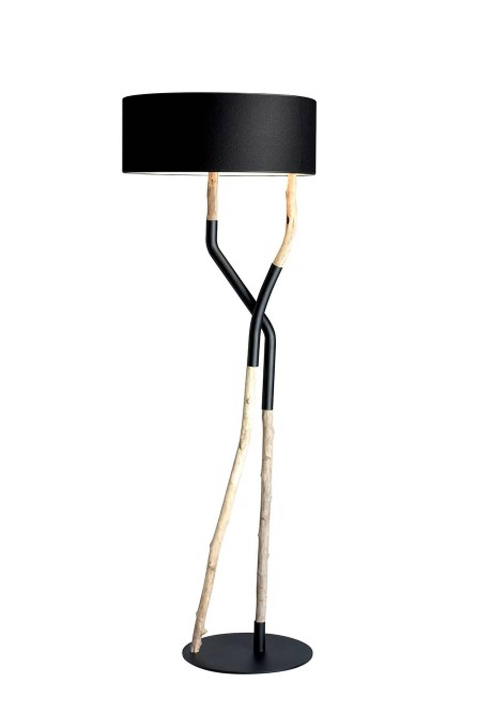 Floor lamp driftwood in black or white lacquered
steel. In black satinated finish with black lampshade 
and in white finish with white lampshade. Max 40 watt.
Please precise by message if you order driftwood black 
or driftwood white.
