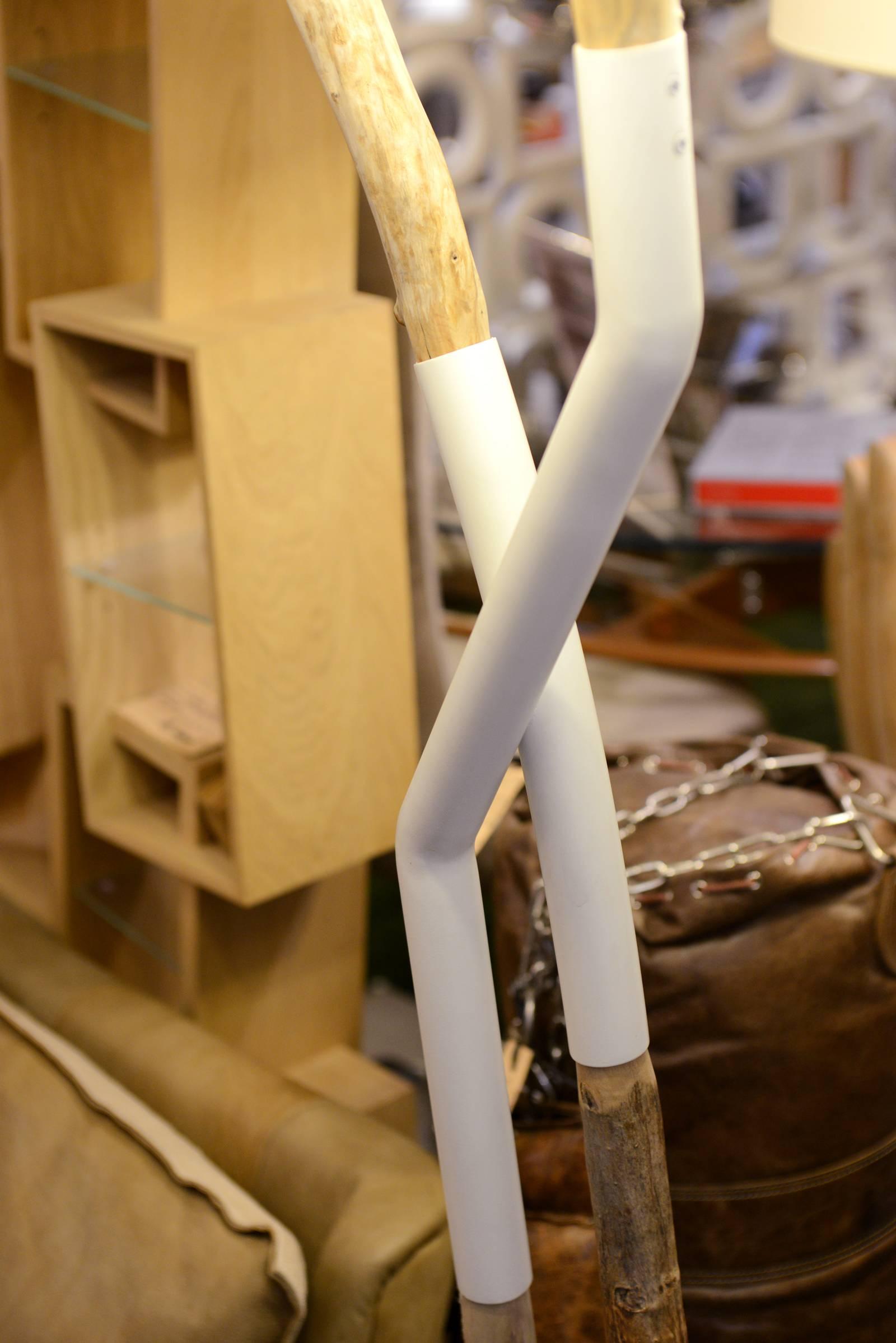 Driftwood Floor Lamp in Black or White Lacquered Steel In Excellent Condition In Paris, FR