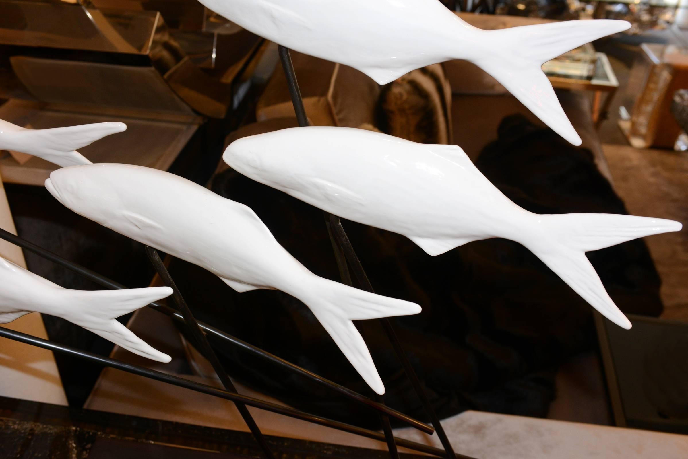 Français Sculpture de poissons en céramique blanche sur socle en bronze de Dablemont en vente