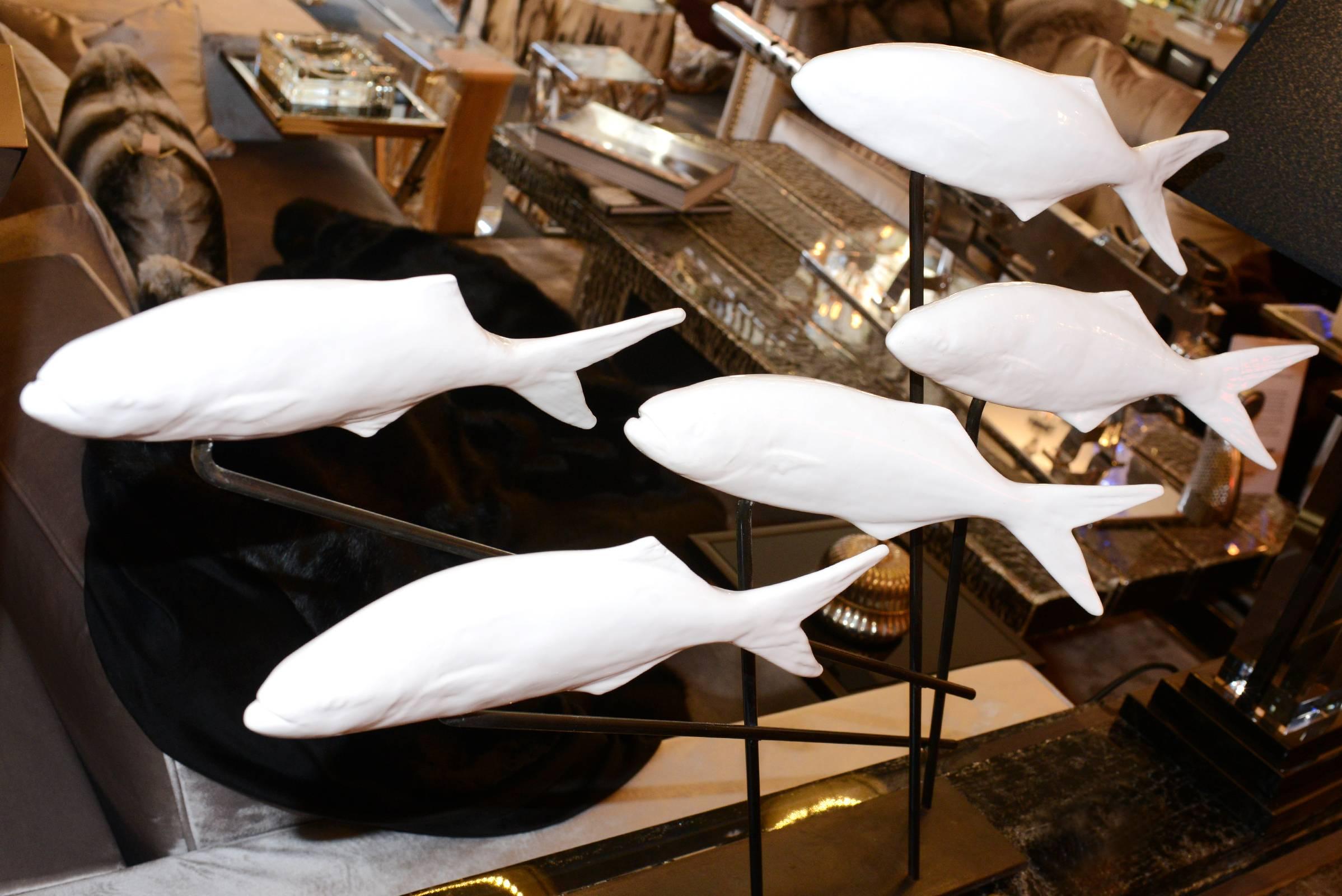 Sculpture fishes in white ceramic by french artist
Jean-CHristophe Dablemont. On black bronze base.
Base: 50 x 10cm.
