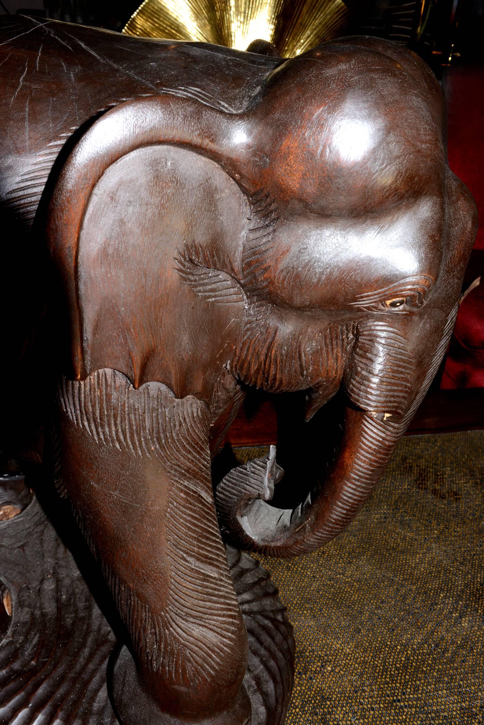 Elephant Sculpture in Noble Wood In Excellent Condition For Sale In Paris, FR