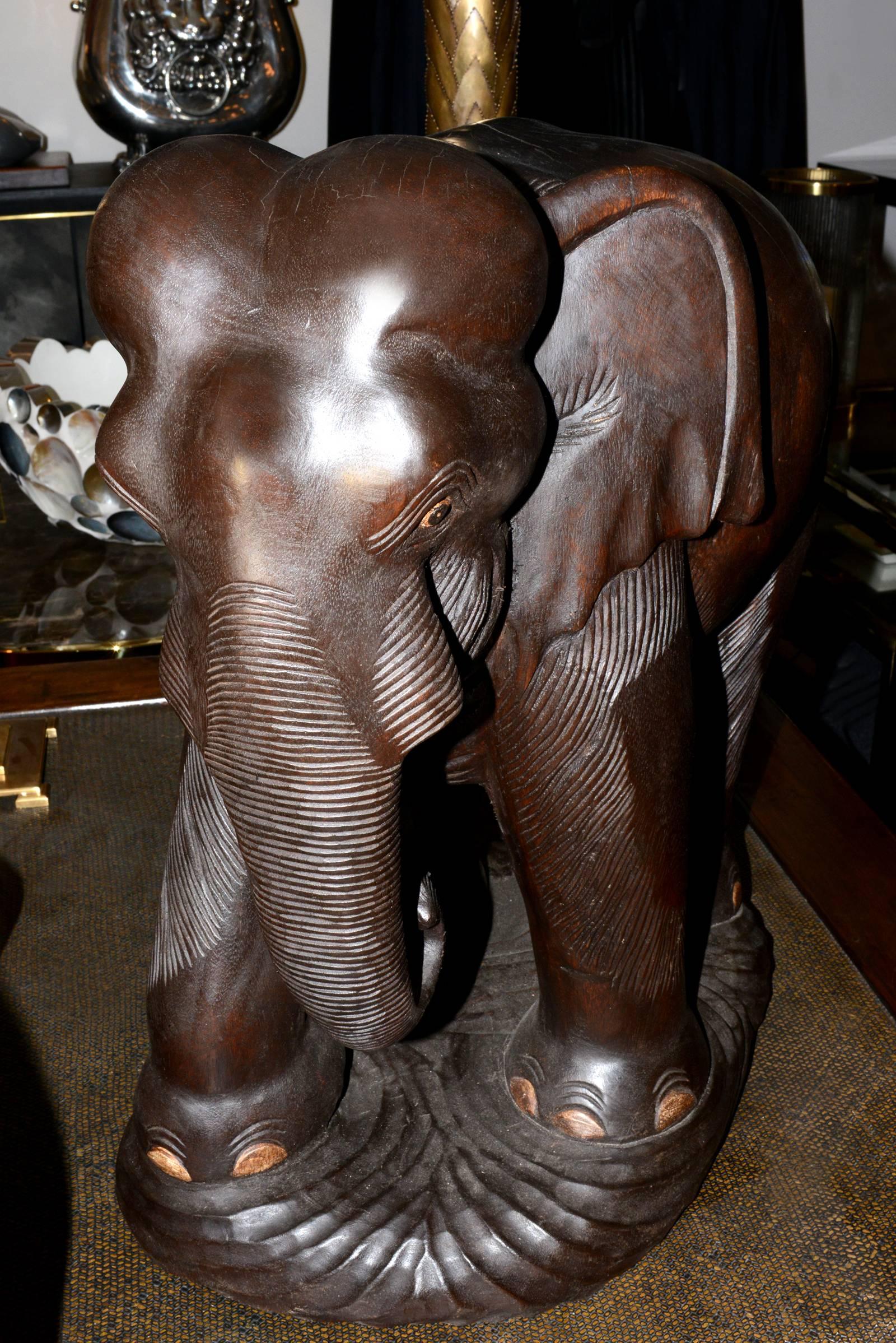 Skulptur eines Elefanten aus edlem Holz (Handgeschnitzt) im Angebot