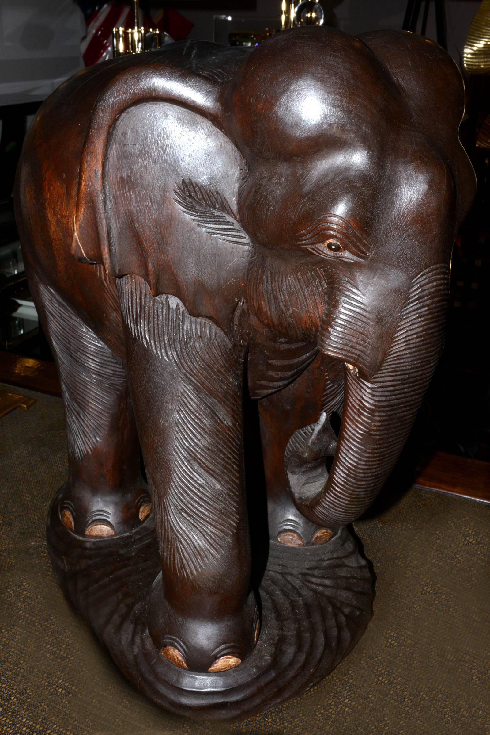 Skulptur eines Elefanten aus edlem Holz (Indonesisch) im Angebot