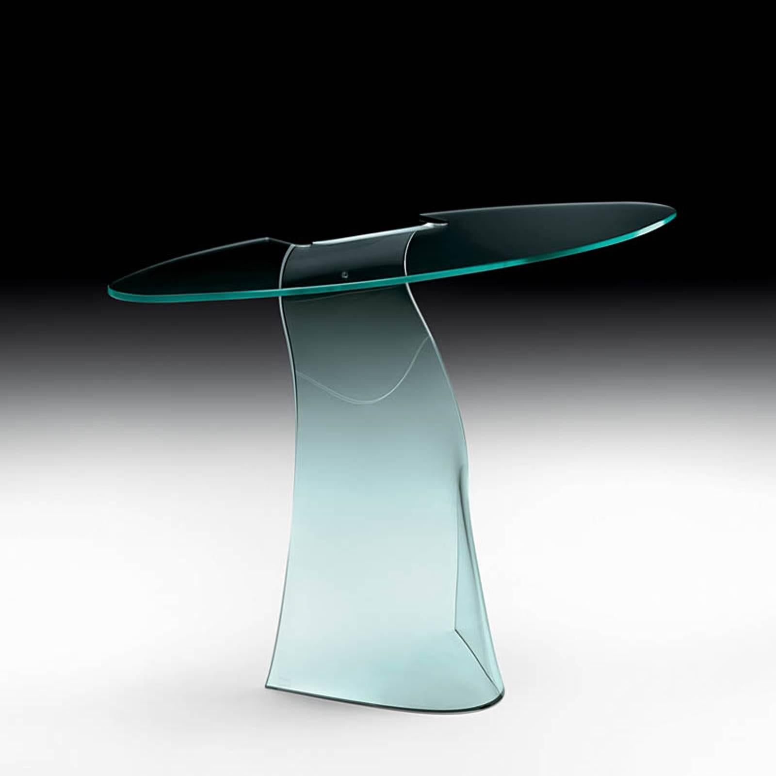 Console Charme casted in one slab of curved 
clear glass  in 12 mm thickness. Subtle designed piece.
